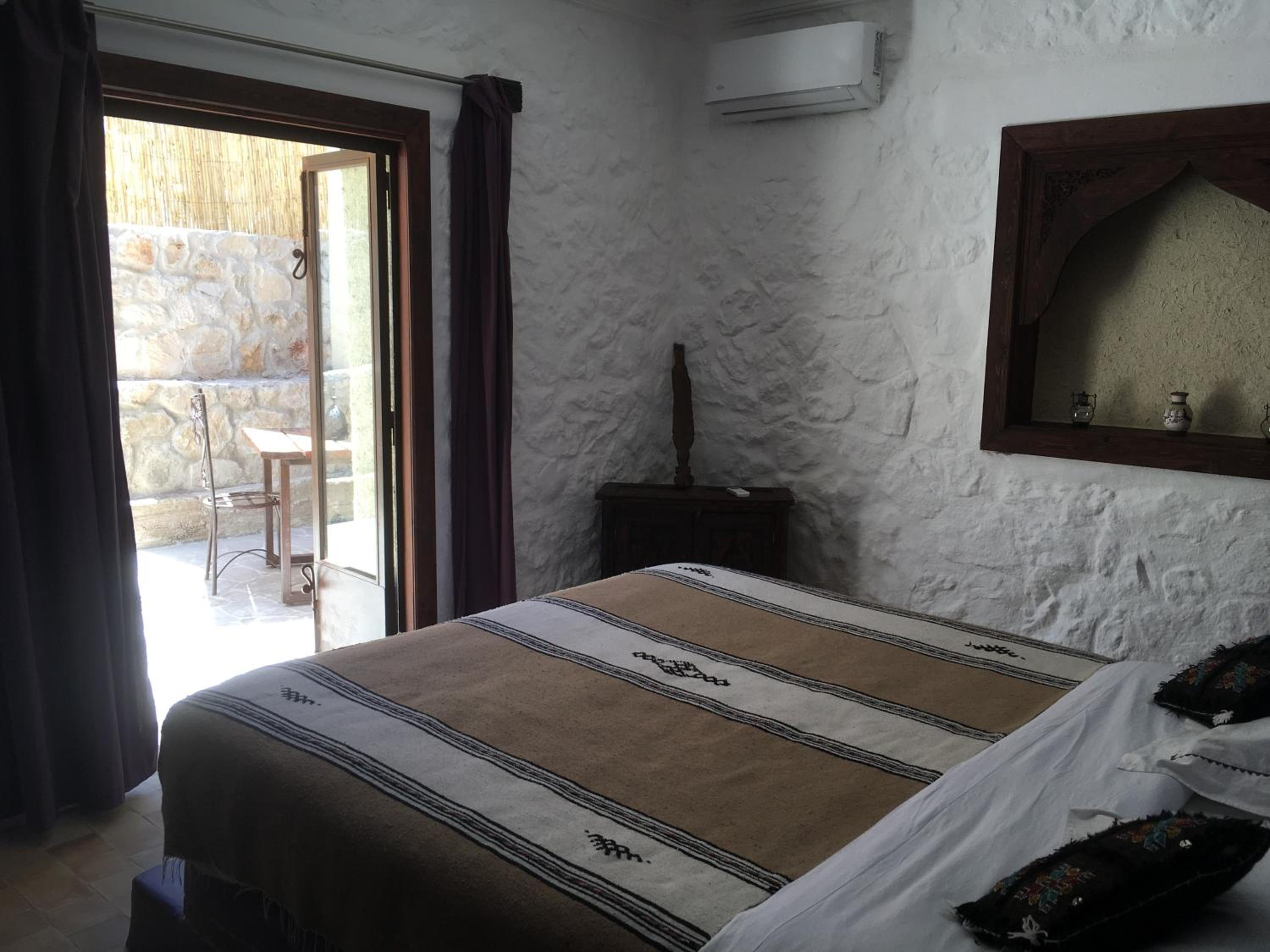 Chambre Double N°3 - Avec Terrasse Privée - Vue restreinte sur Montagne photo 1