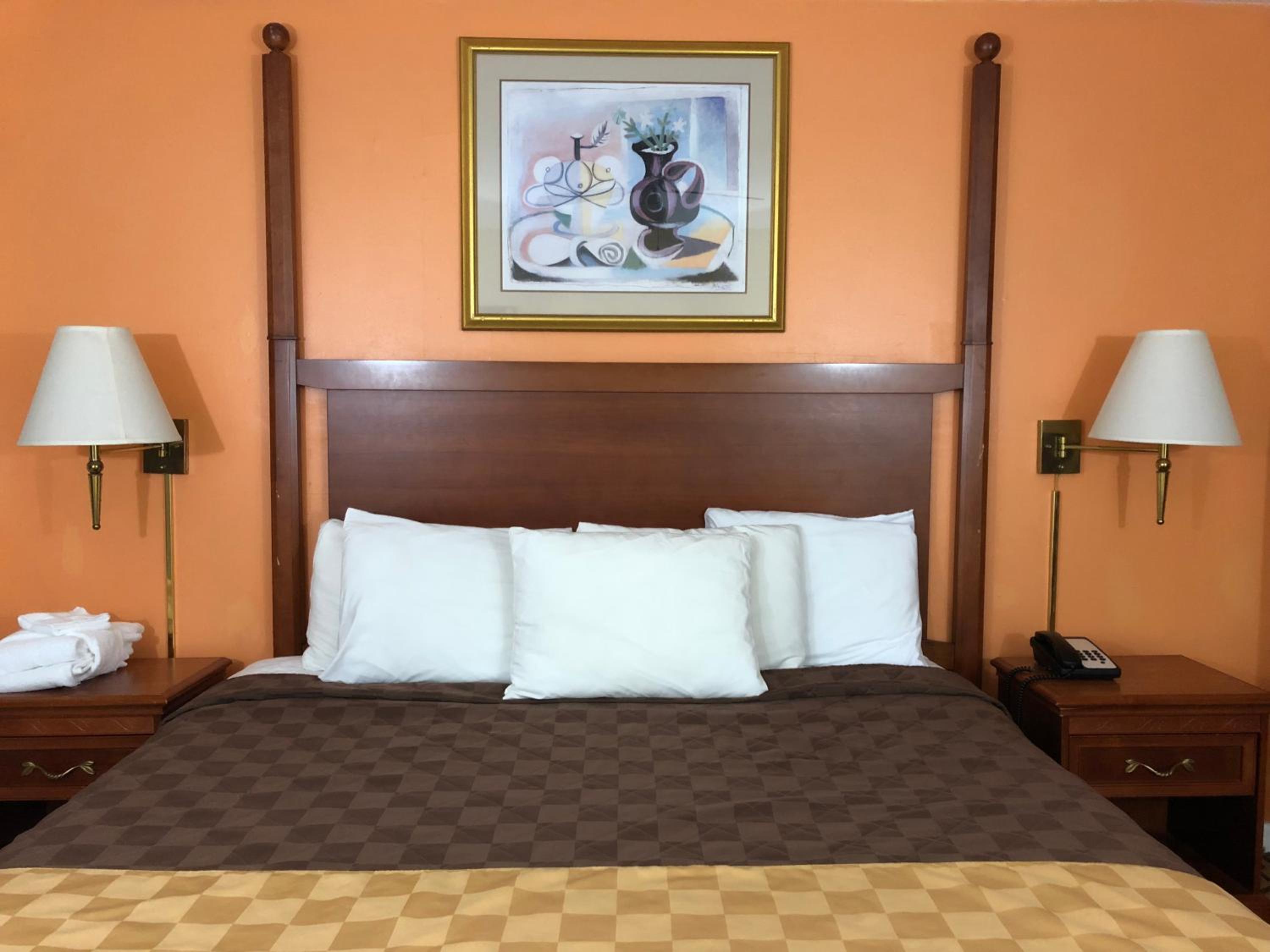 King Room - Non-Smoking - Photo 3