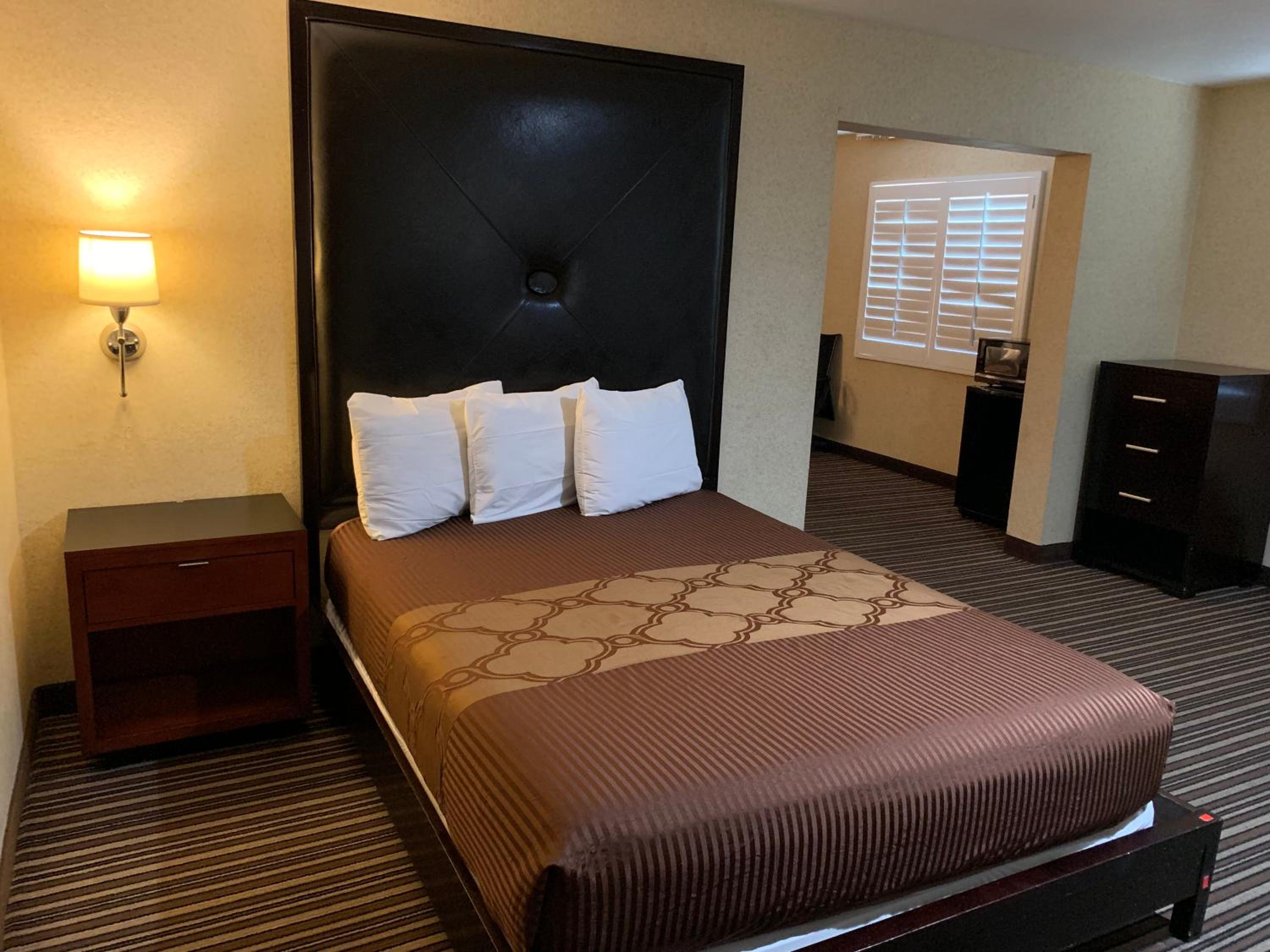 Queen Suite with Three Queen Beds - Non-Smoking - Photo 5