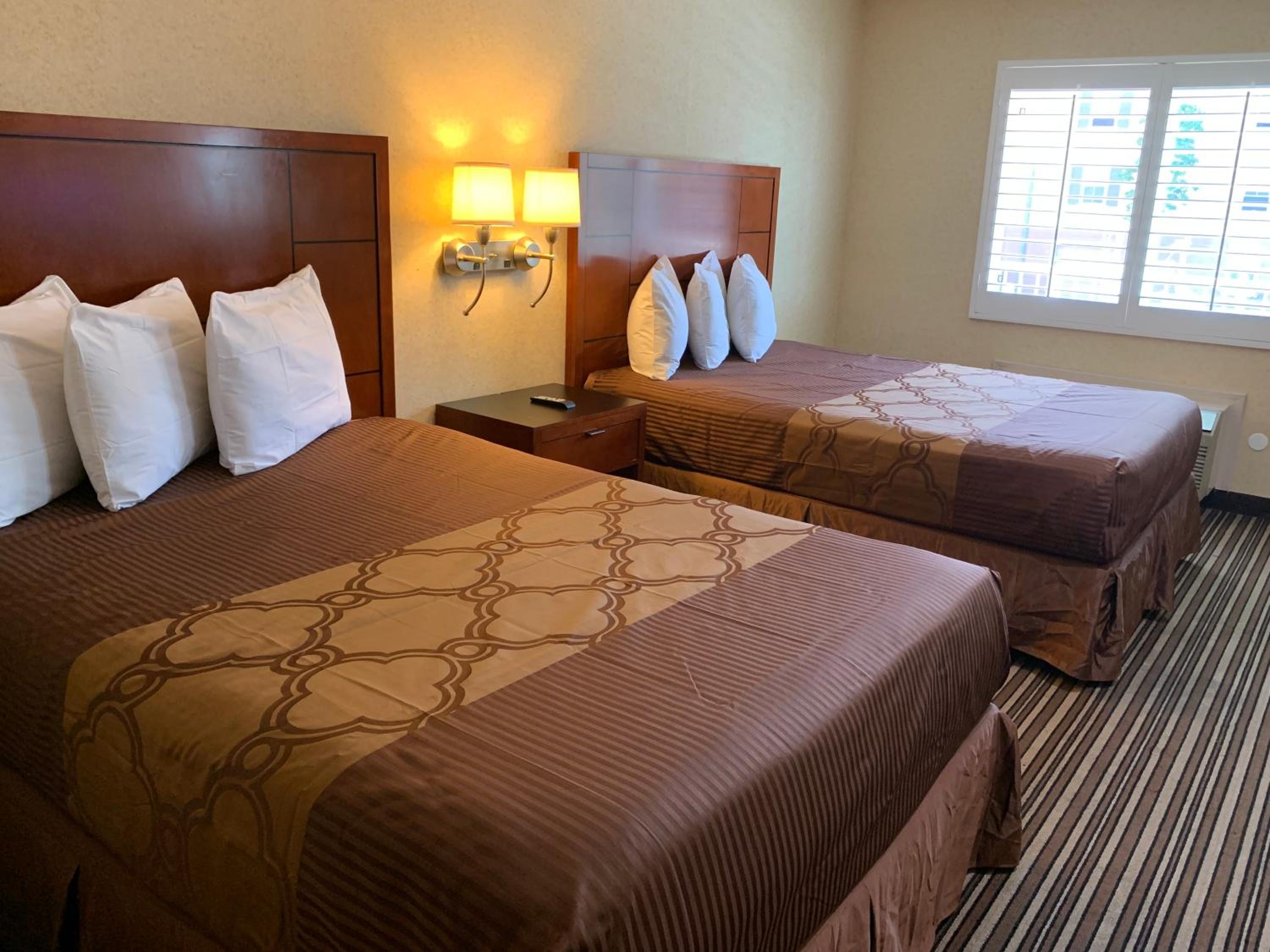 Queen Room with Two Queen Beds - Non-Smoking - Photo 4