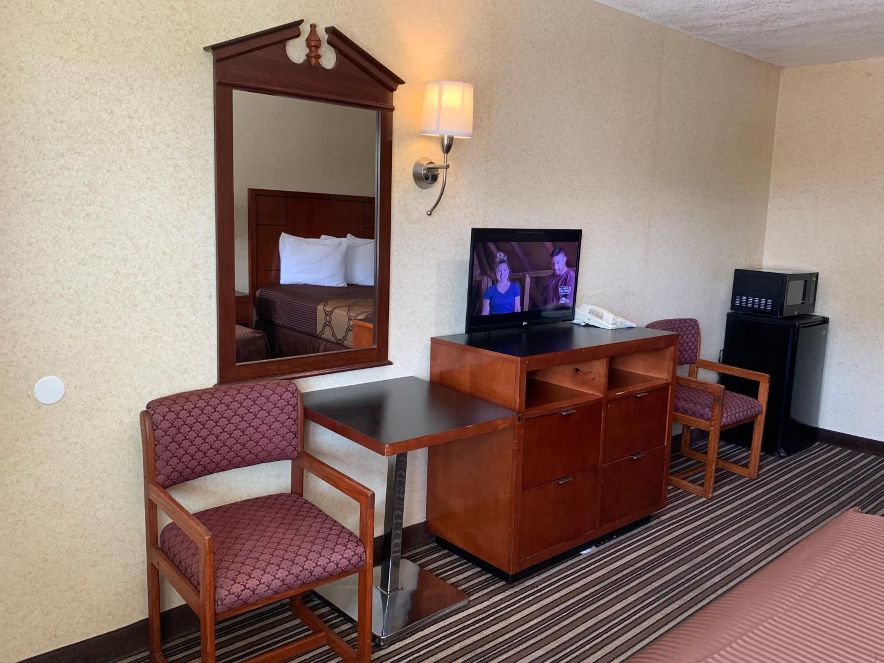 Queen Room with Two Queen Beds - Non-Smoking - Photo 1