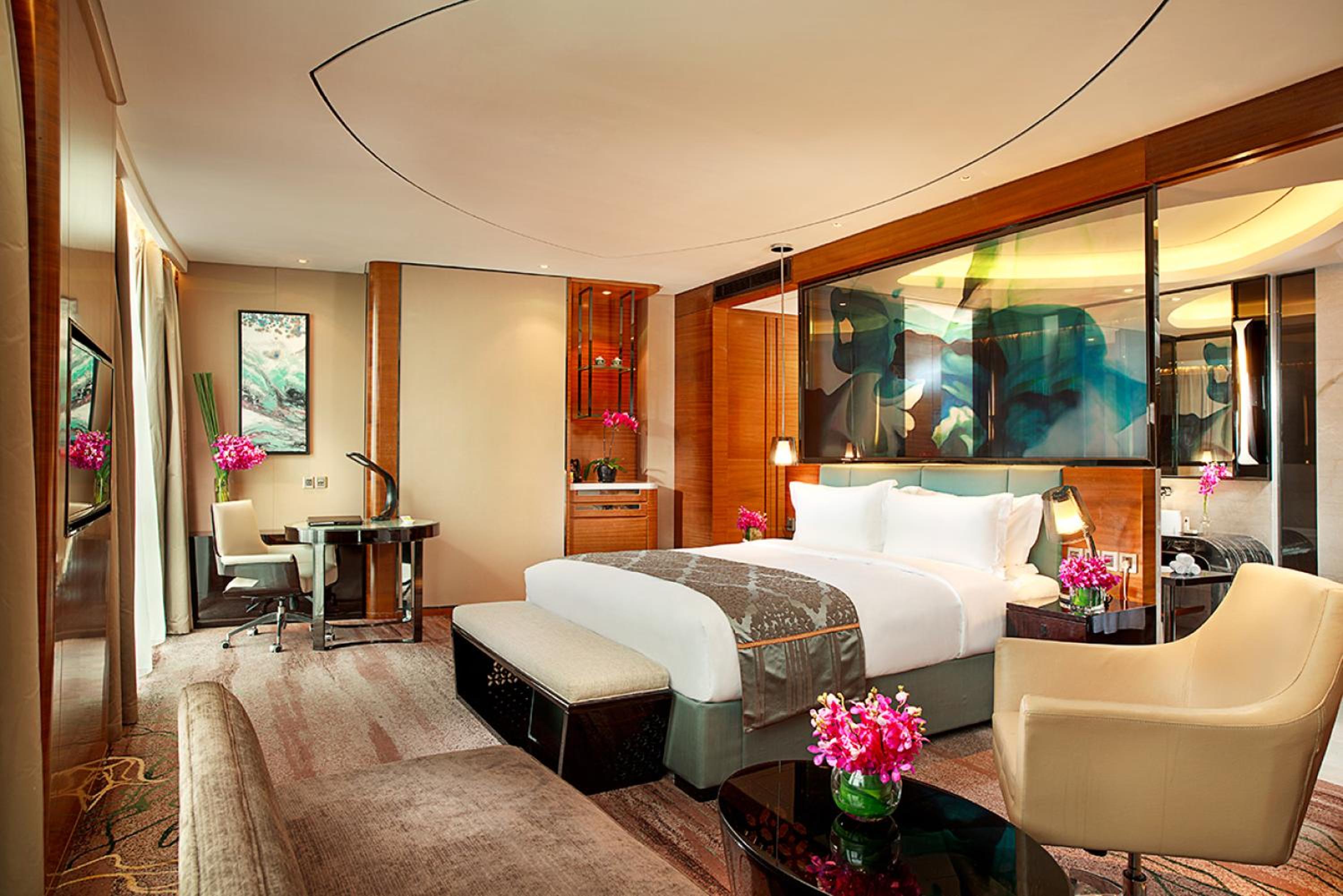 Queen Suite with City View - Club Sofitel - Photo 1