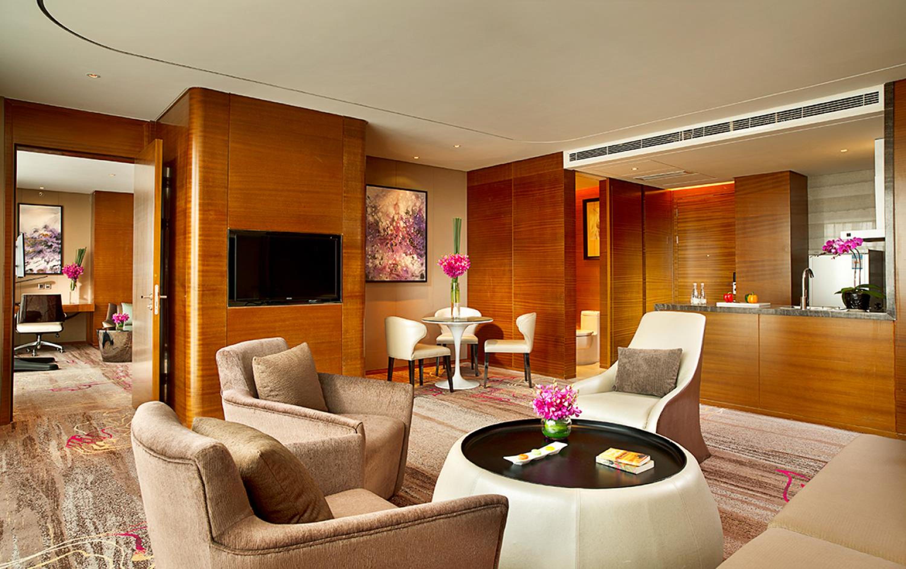 Queen Suite with City View - Club Sofitel - Photo 4