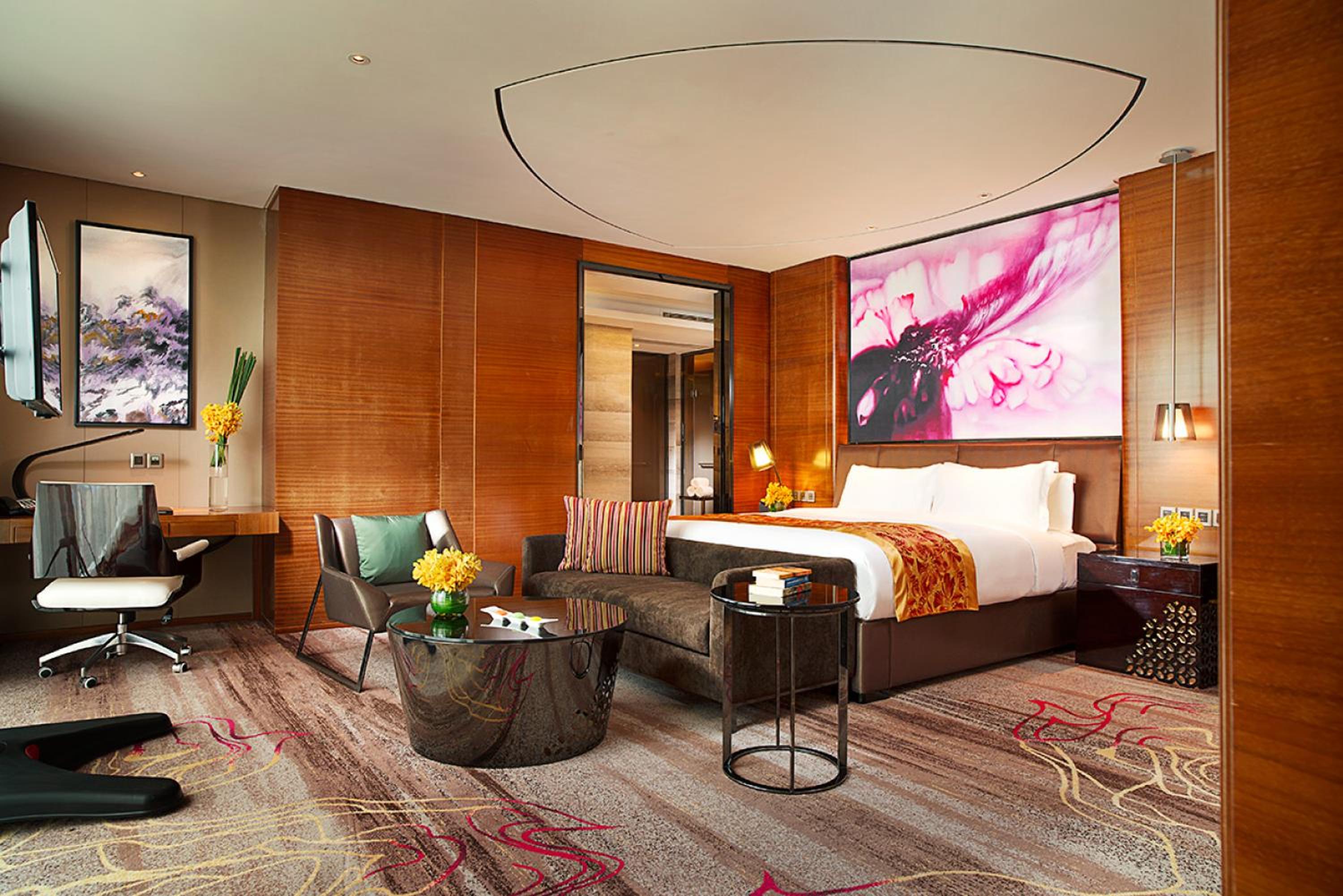 Queen Suite with City View - Club Sofitel - Photo 5