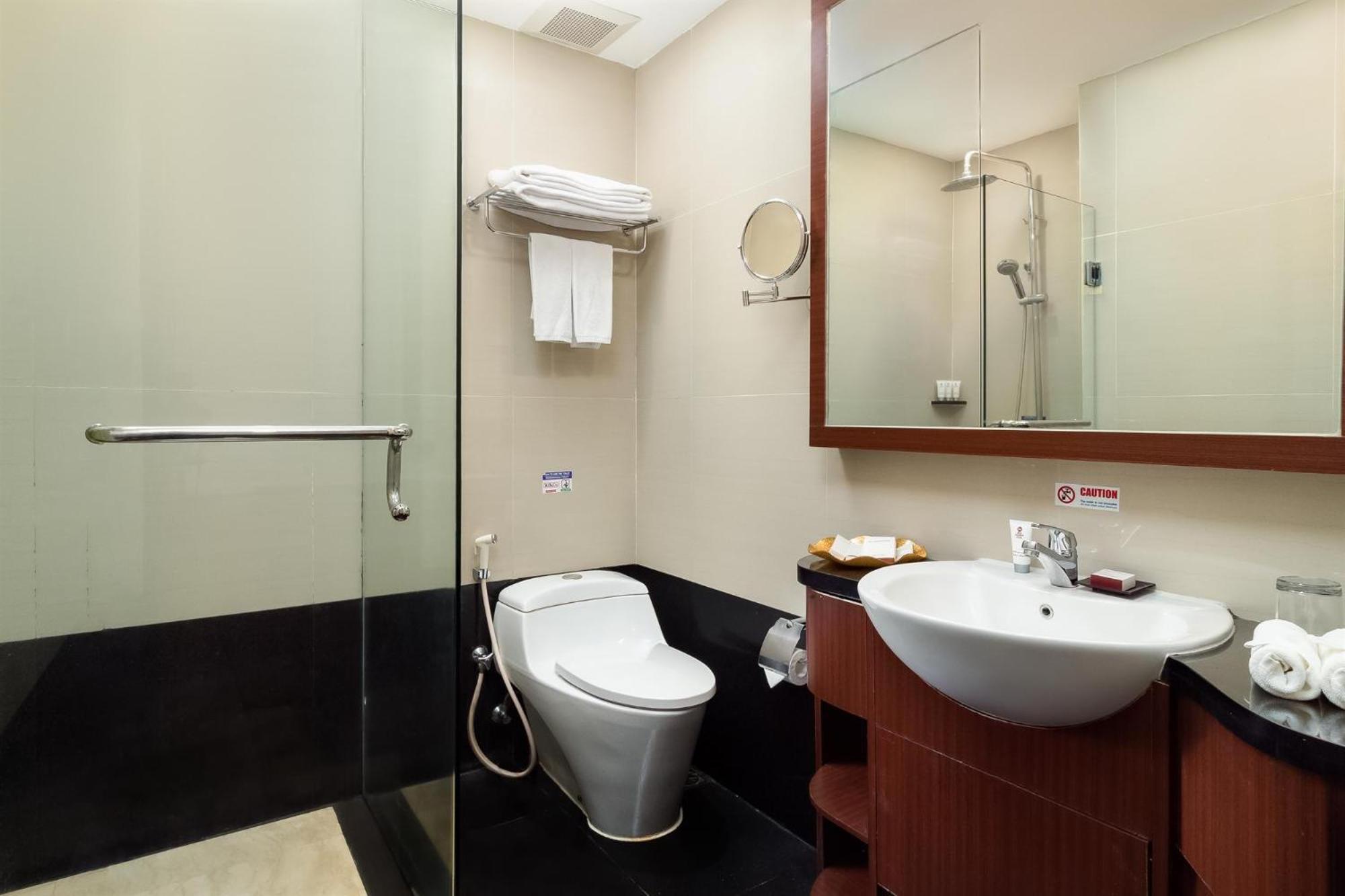 Deluxe Twin Room with City View and Bath Tub - Non-Smoking photo 2