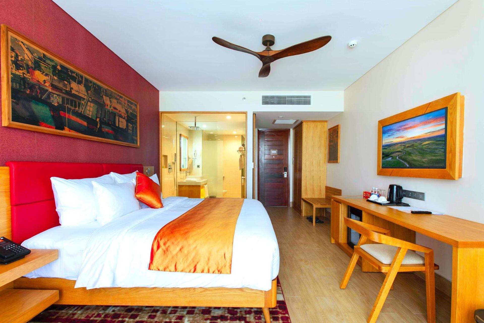 Deluxe Double Room with Balcony - Photo 12
