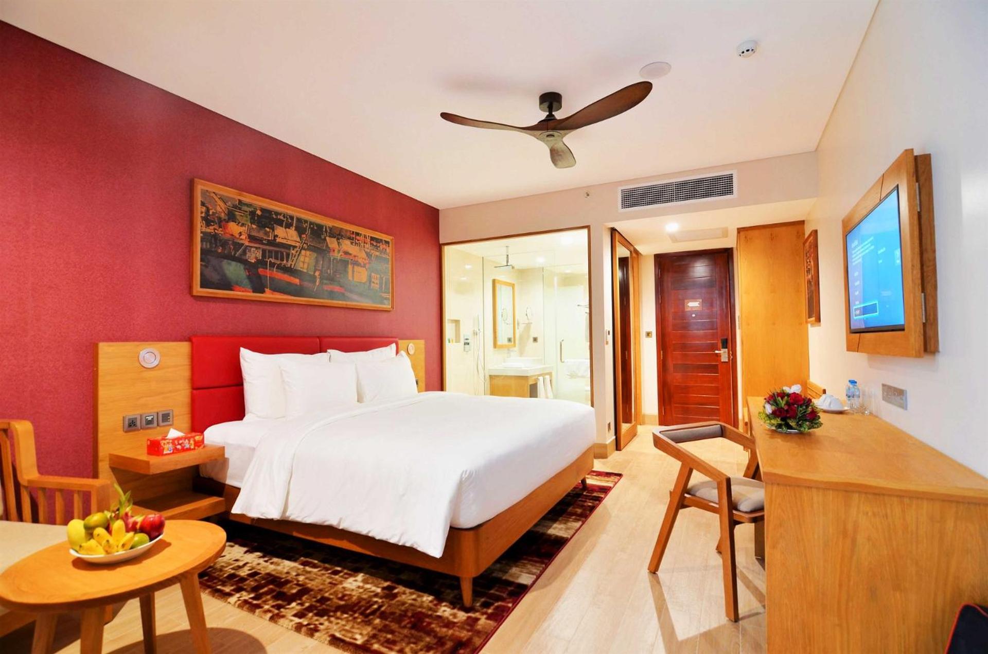 Deluxe Double Room with Balcony - Photo 11