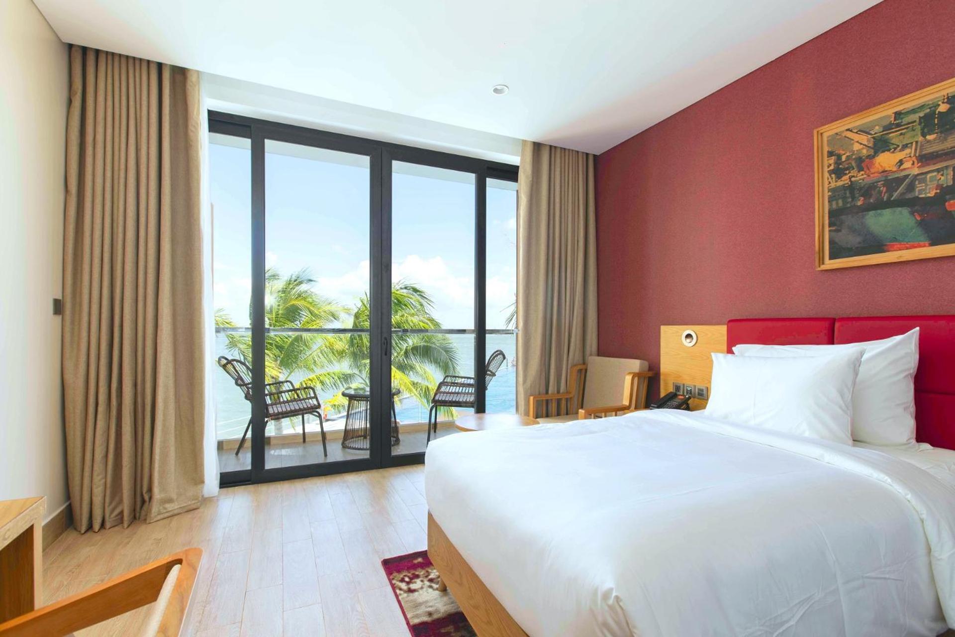 Deluxe Double Room with Balcony - Photo 6