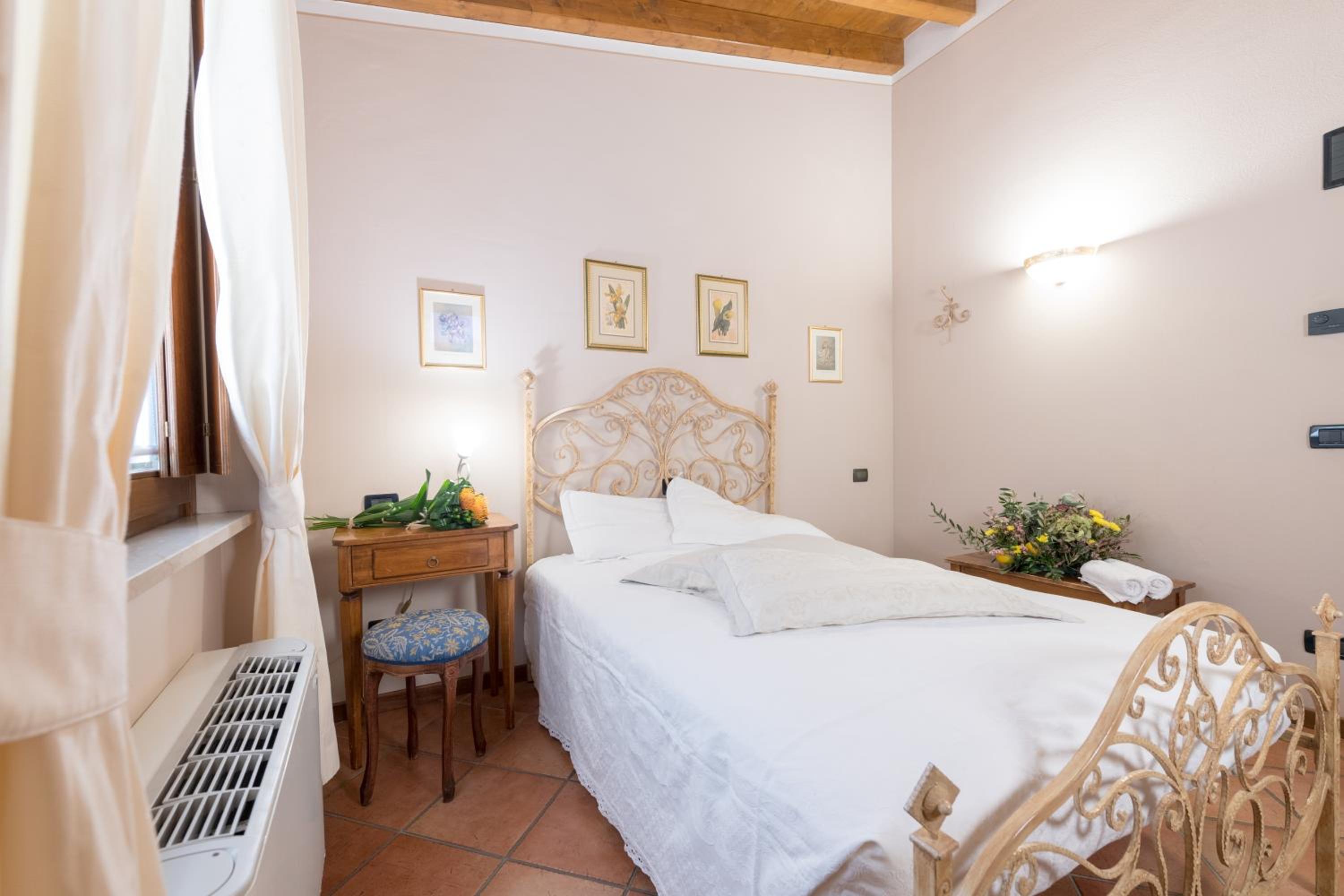 Single Room with Private Bathroom photo 1