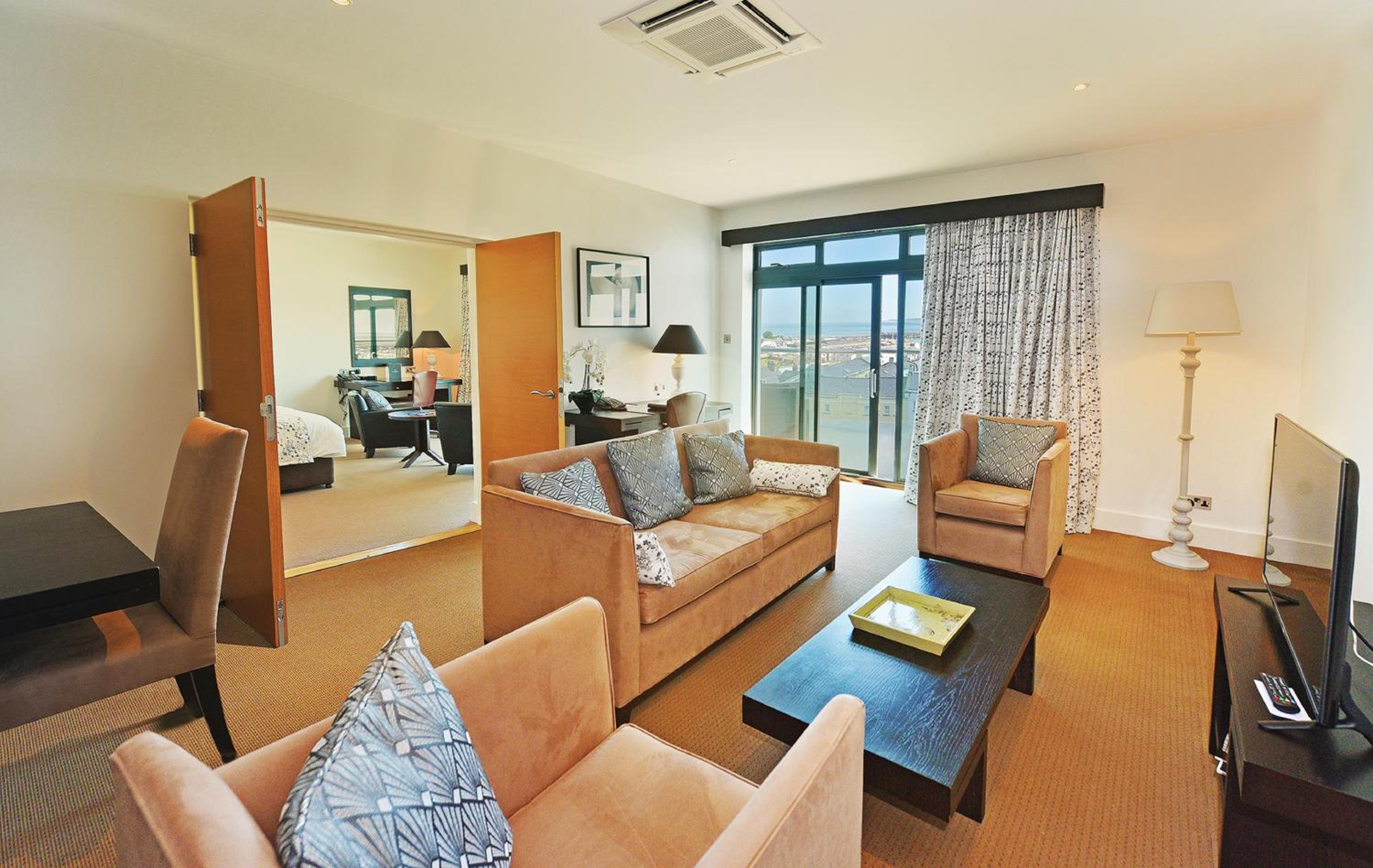 Suite - Photo 1