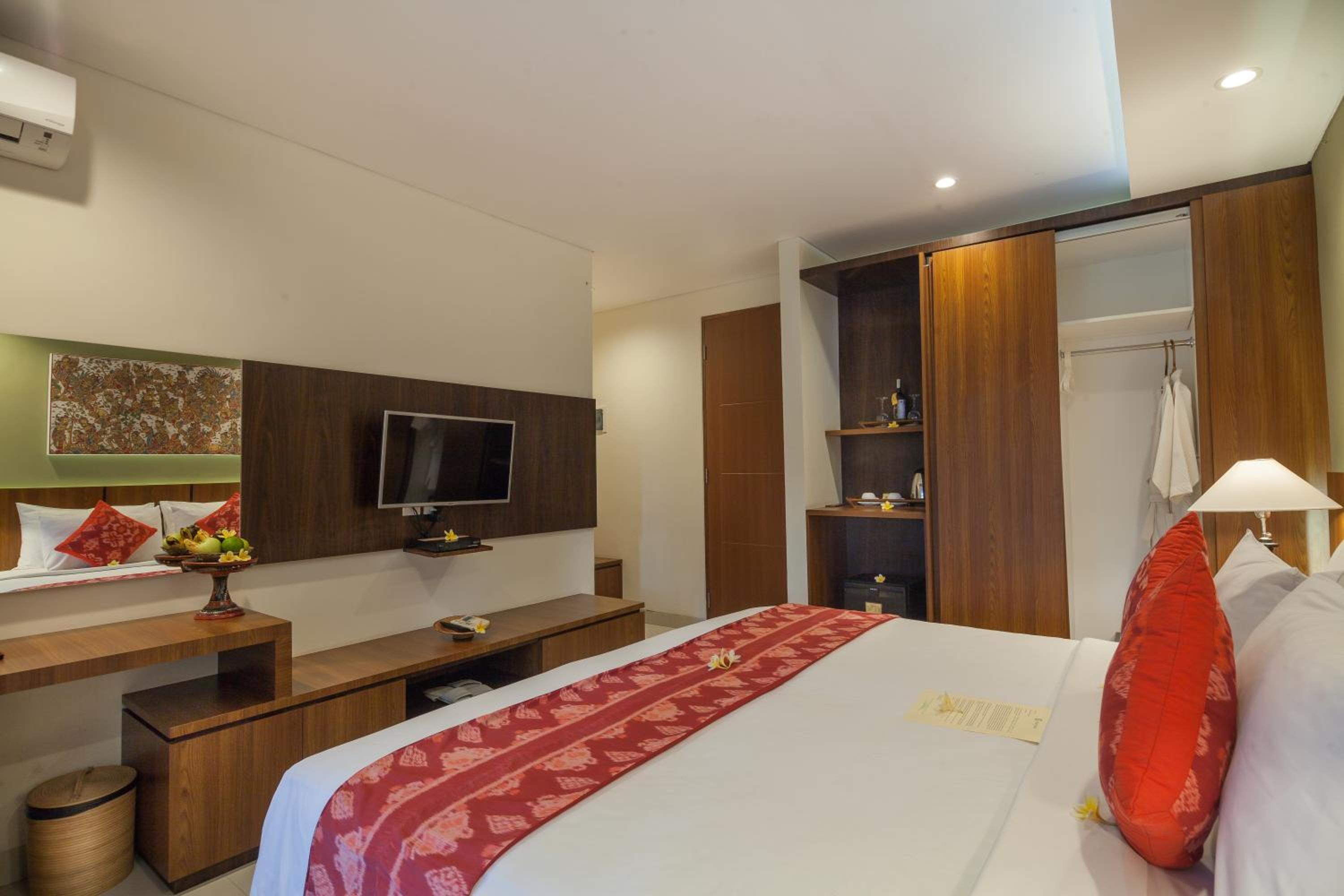 Suite - Photo 34