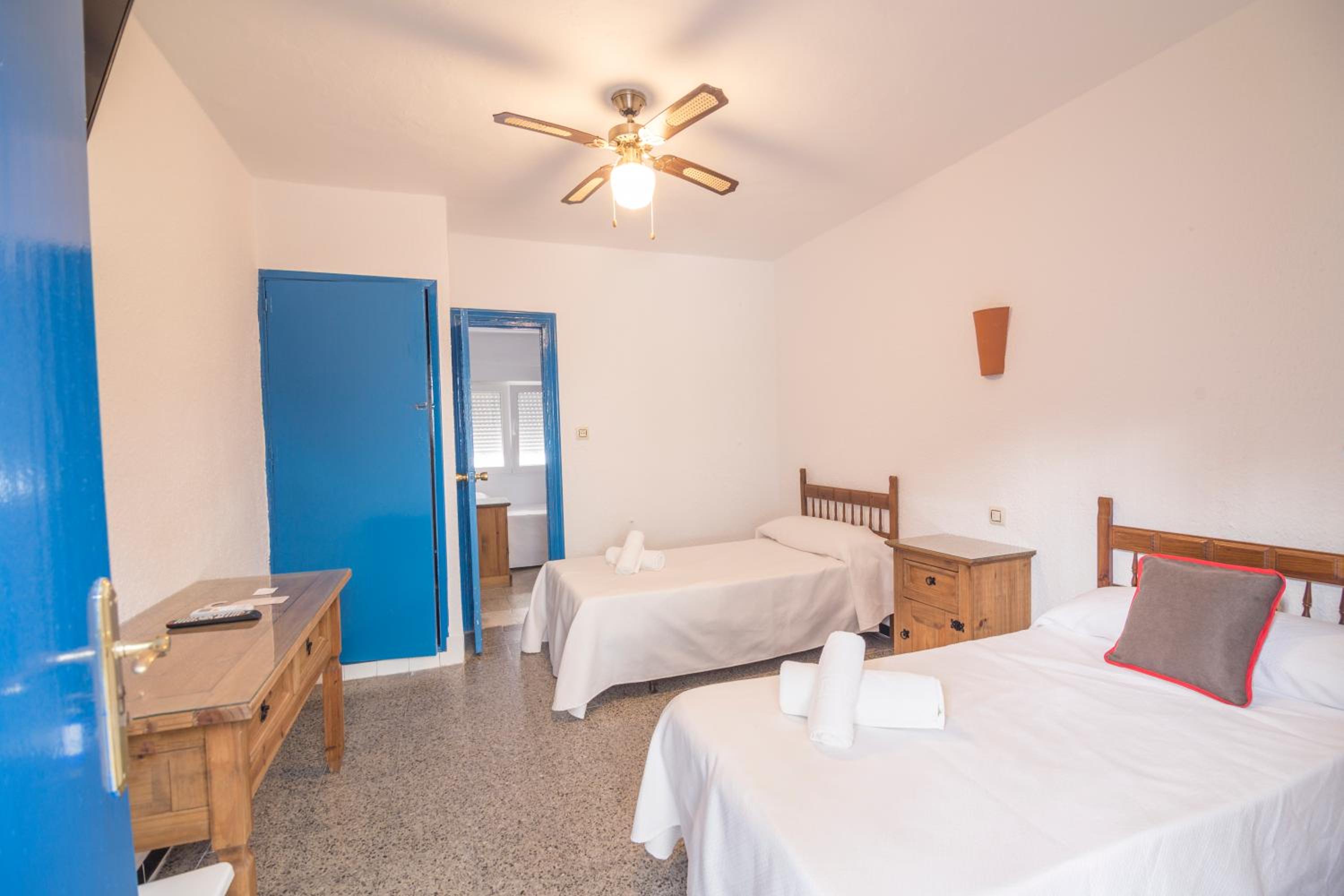 Economy Triple Room photo 2