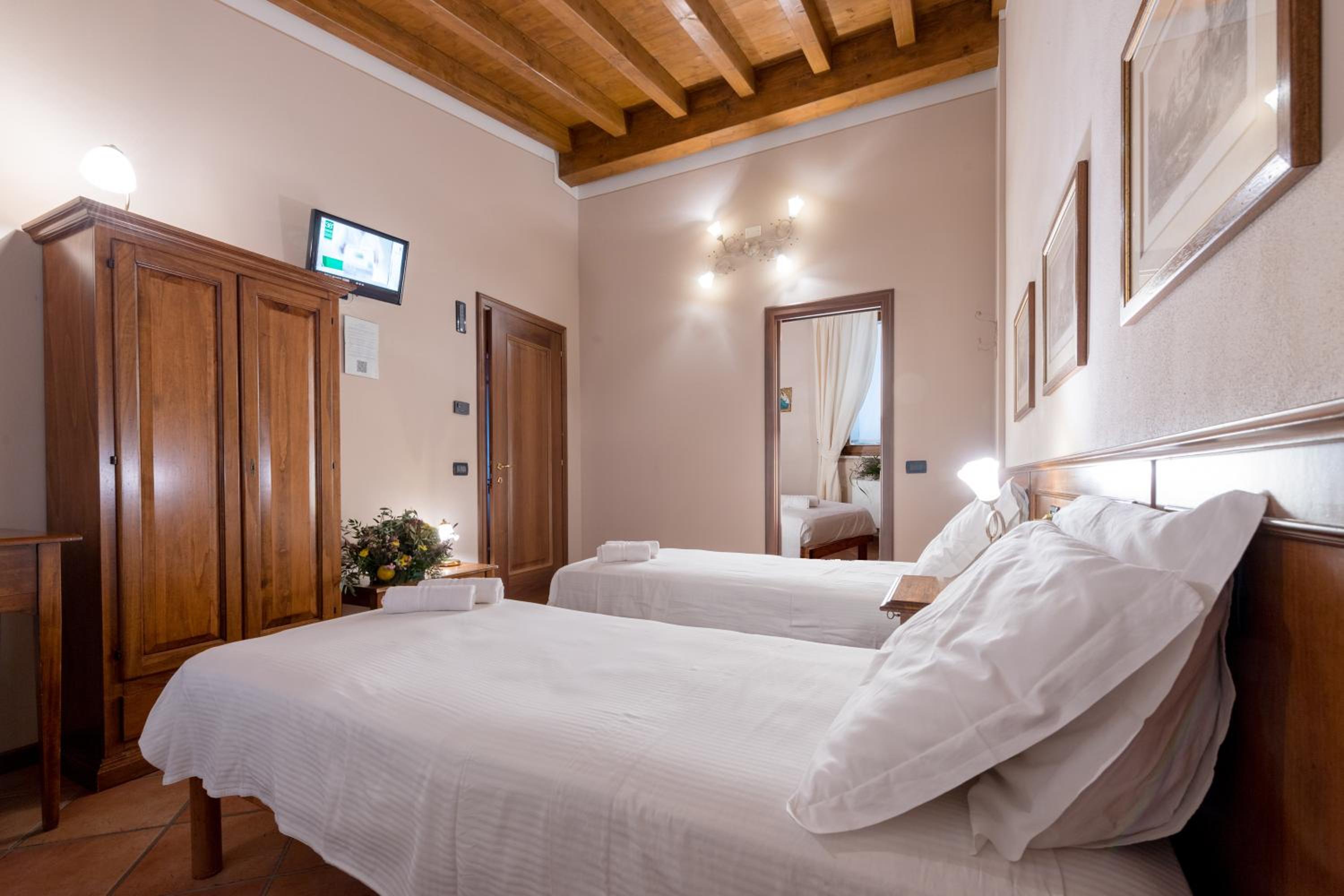 Double or Twin Room with Private Bathroom - Photo 3