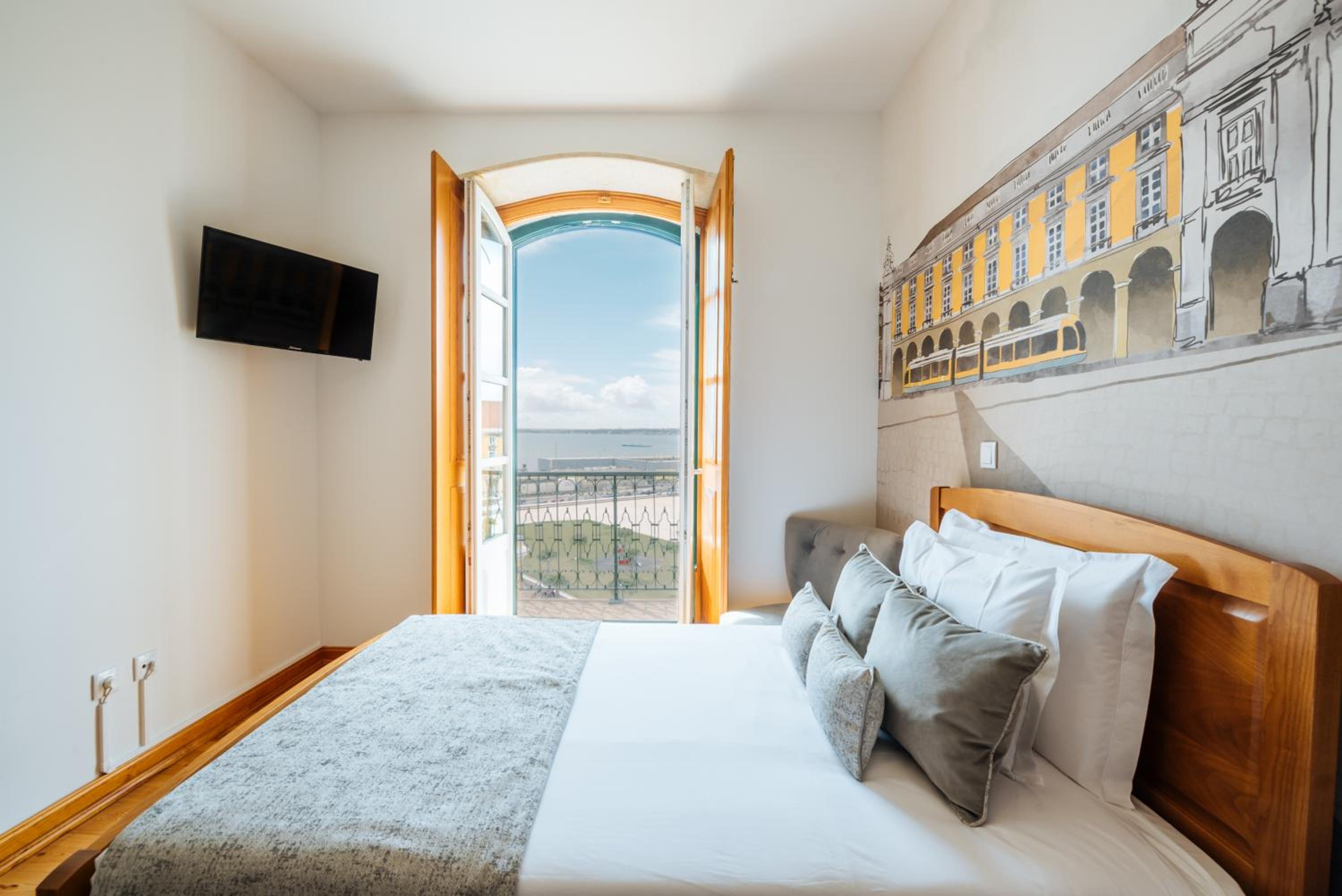 Family Two-Bedroom Apartment with River View  - Photo 1