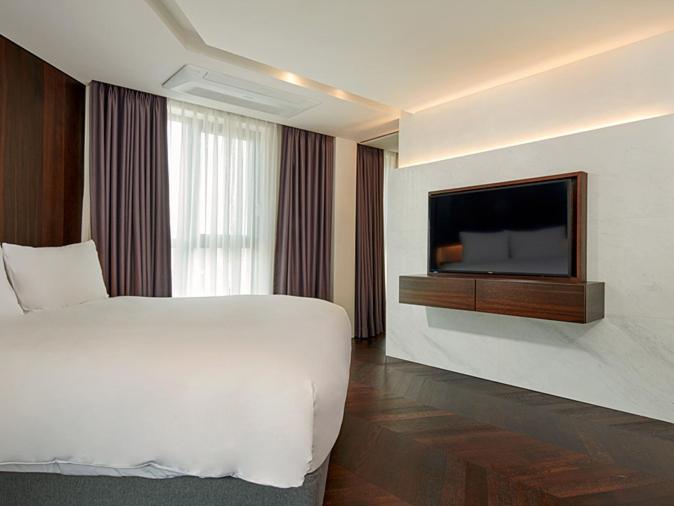 One-Bedroom Suite - Photo 2