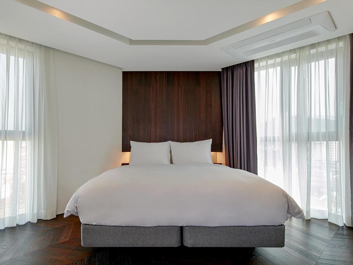 One-Bedroom Suite - Photo 10