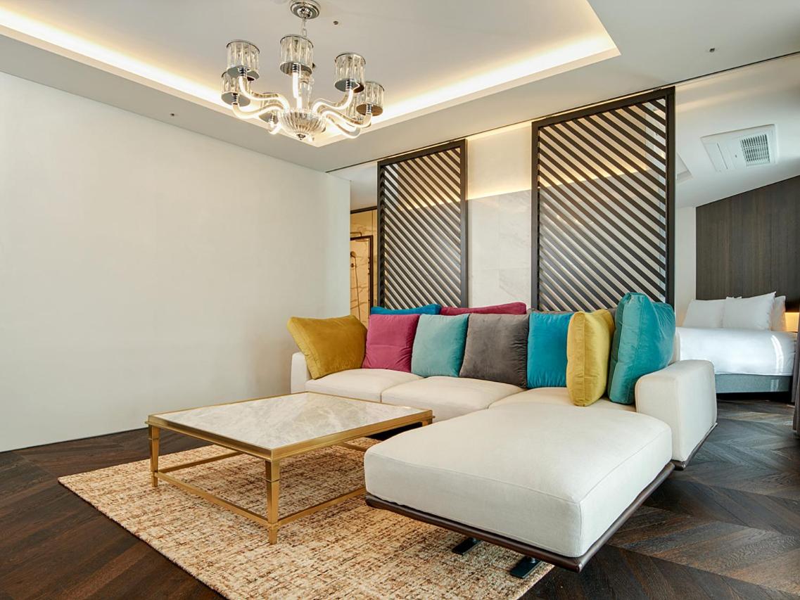 One-Bedroom Suite - Photo 9