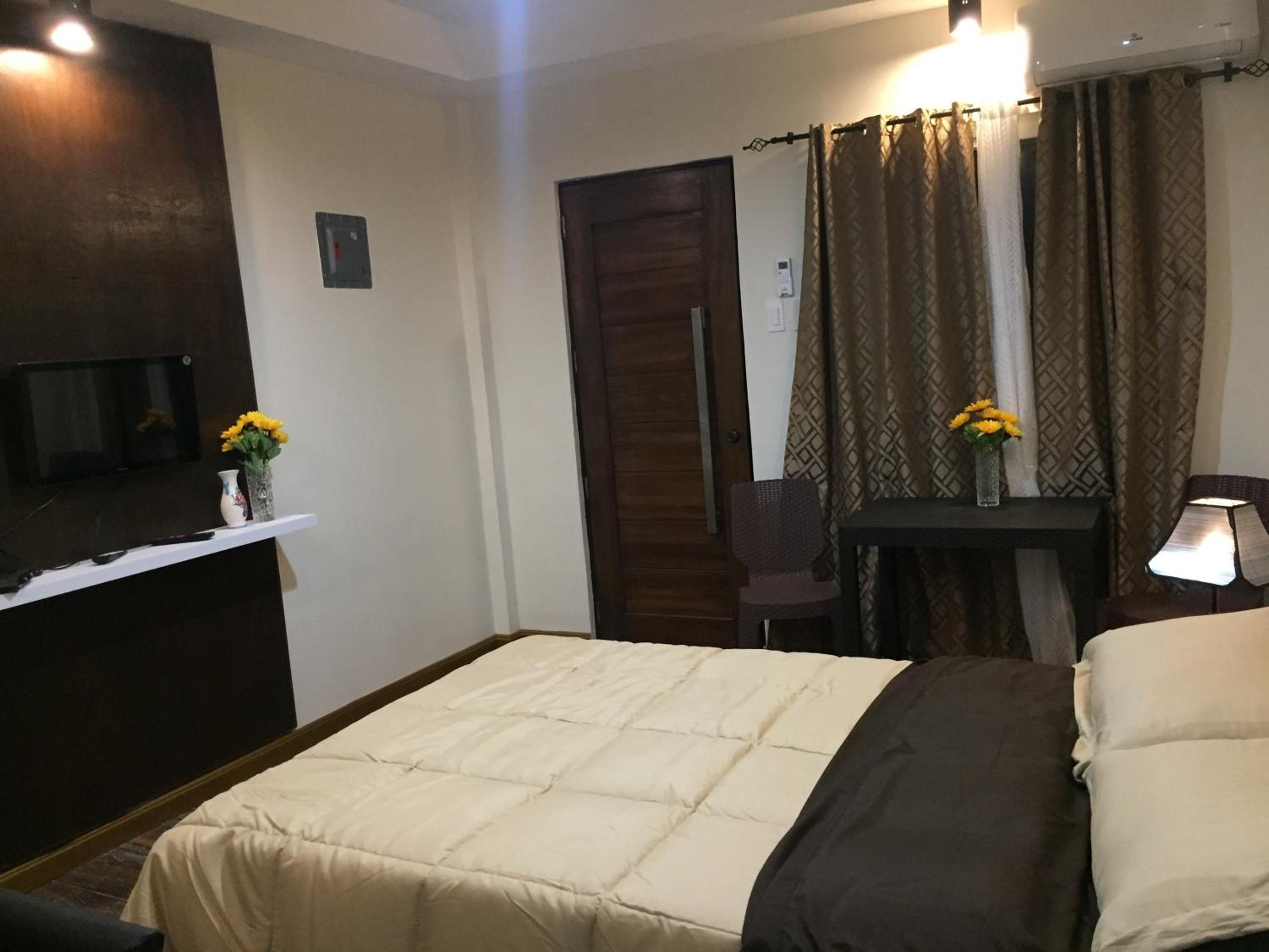 One-Bedroom Apartment - Photo 3