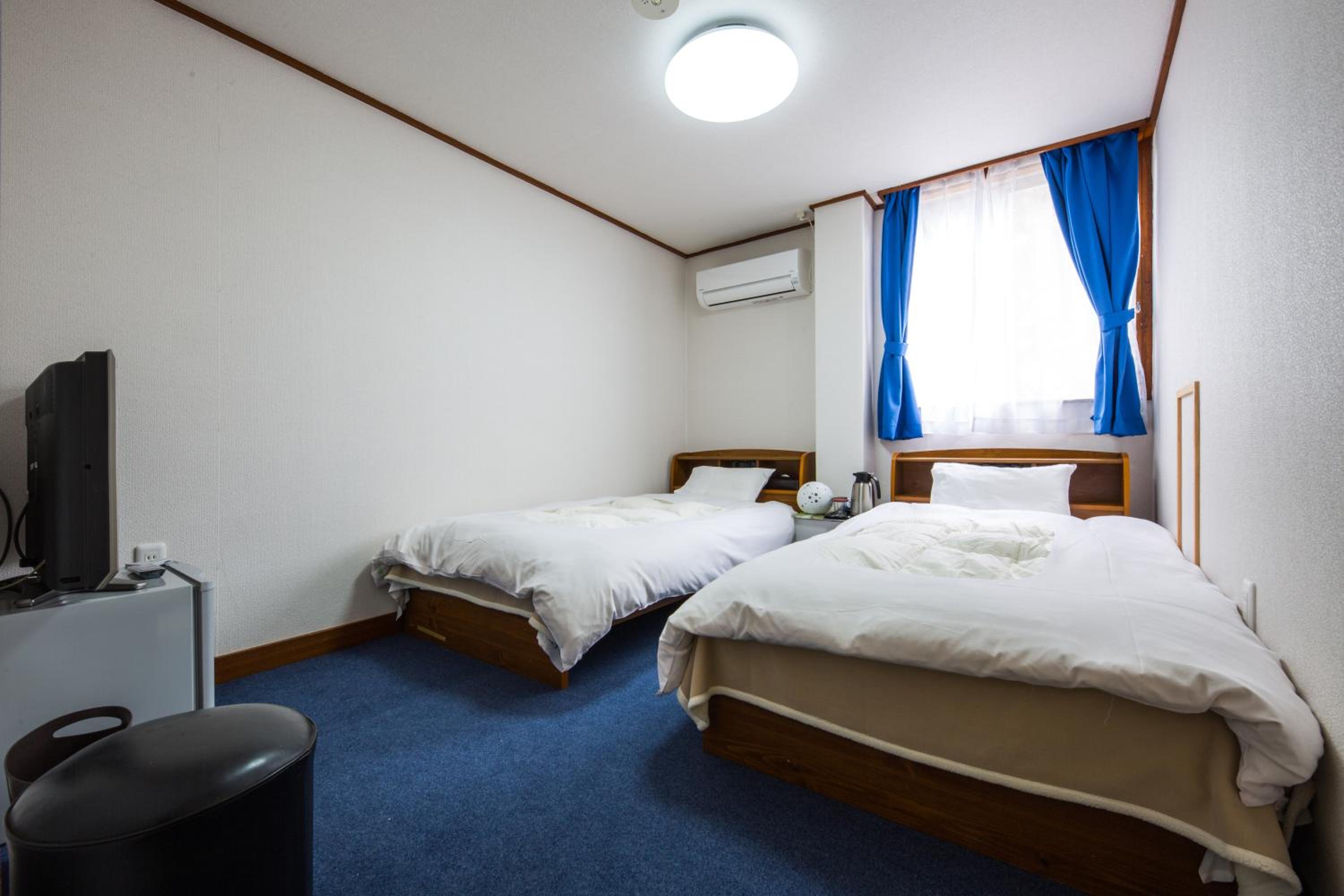 Twin Room - Photo 2