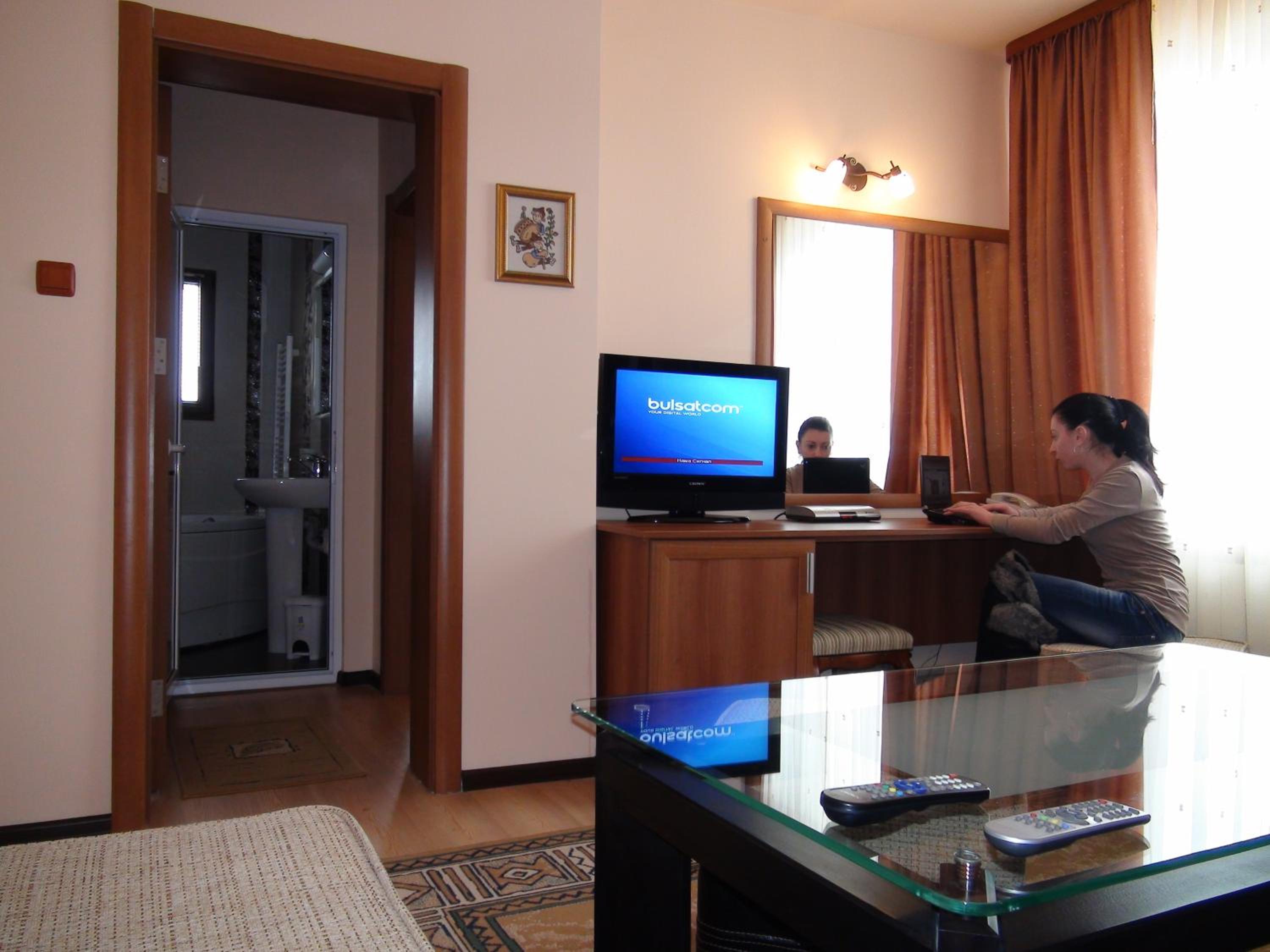 One-Bedroom Suite with Pool Access photo 2