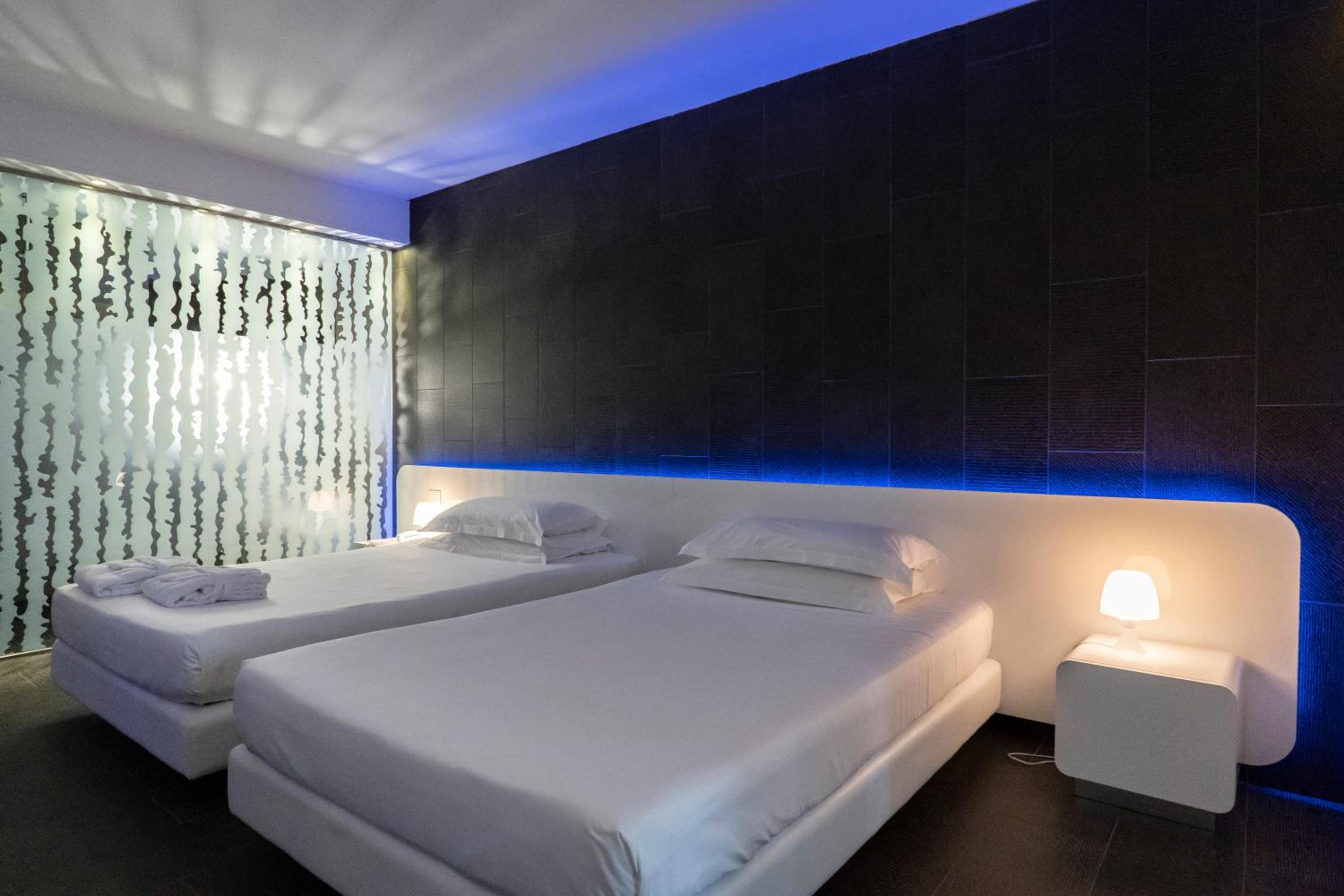 Double or Twin Room with Balcony - Photo 5