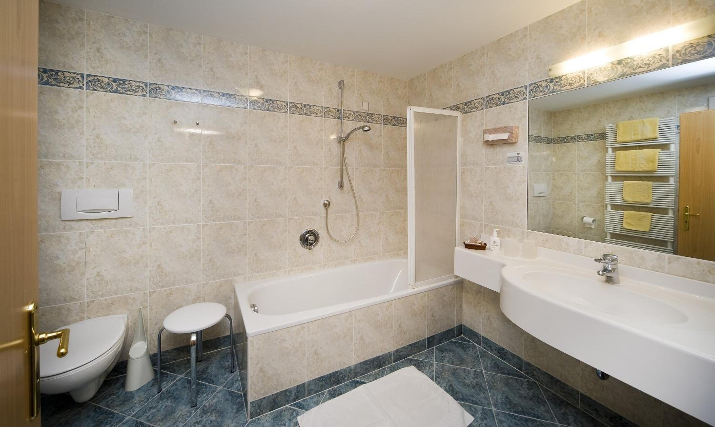 Standard Double or Twin Room - Photo 4