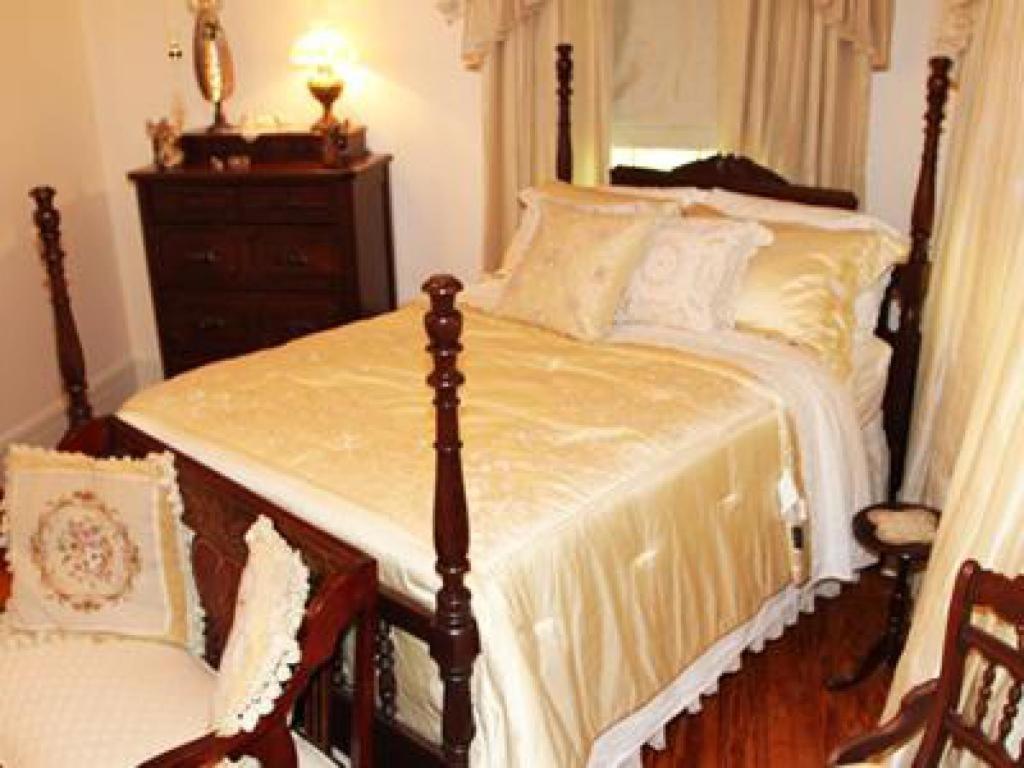 Queen Room photo 2