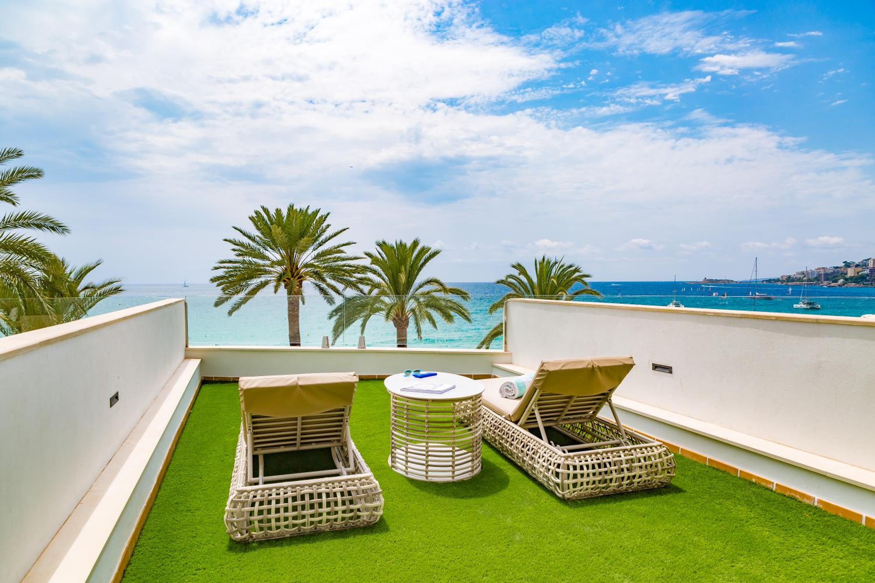 Deluxe Double Room with Sea View thumbnail 5