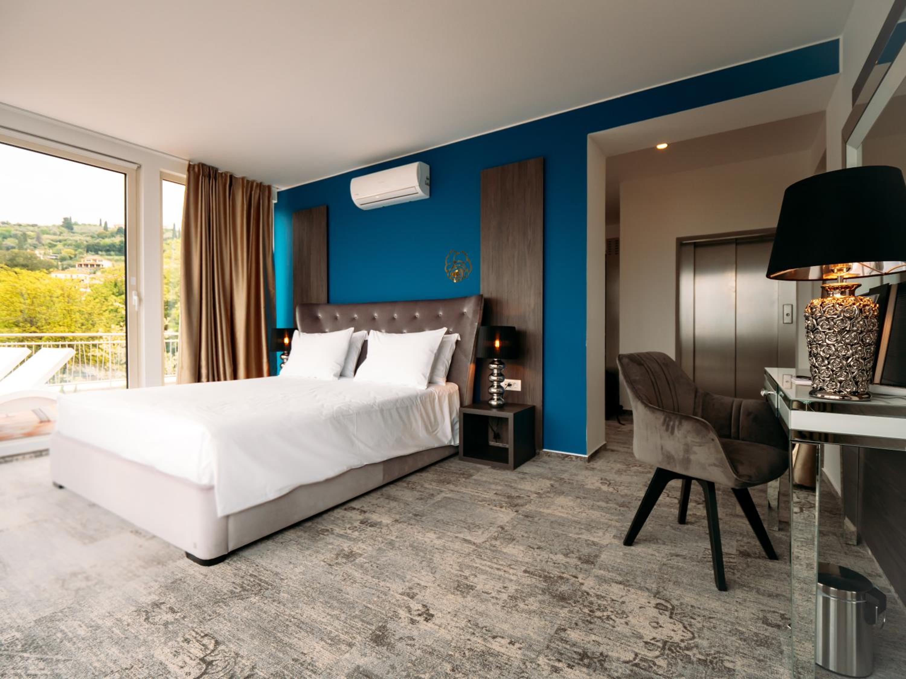Deluxe Suite with Sea View