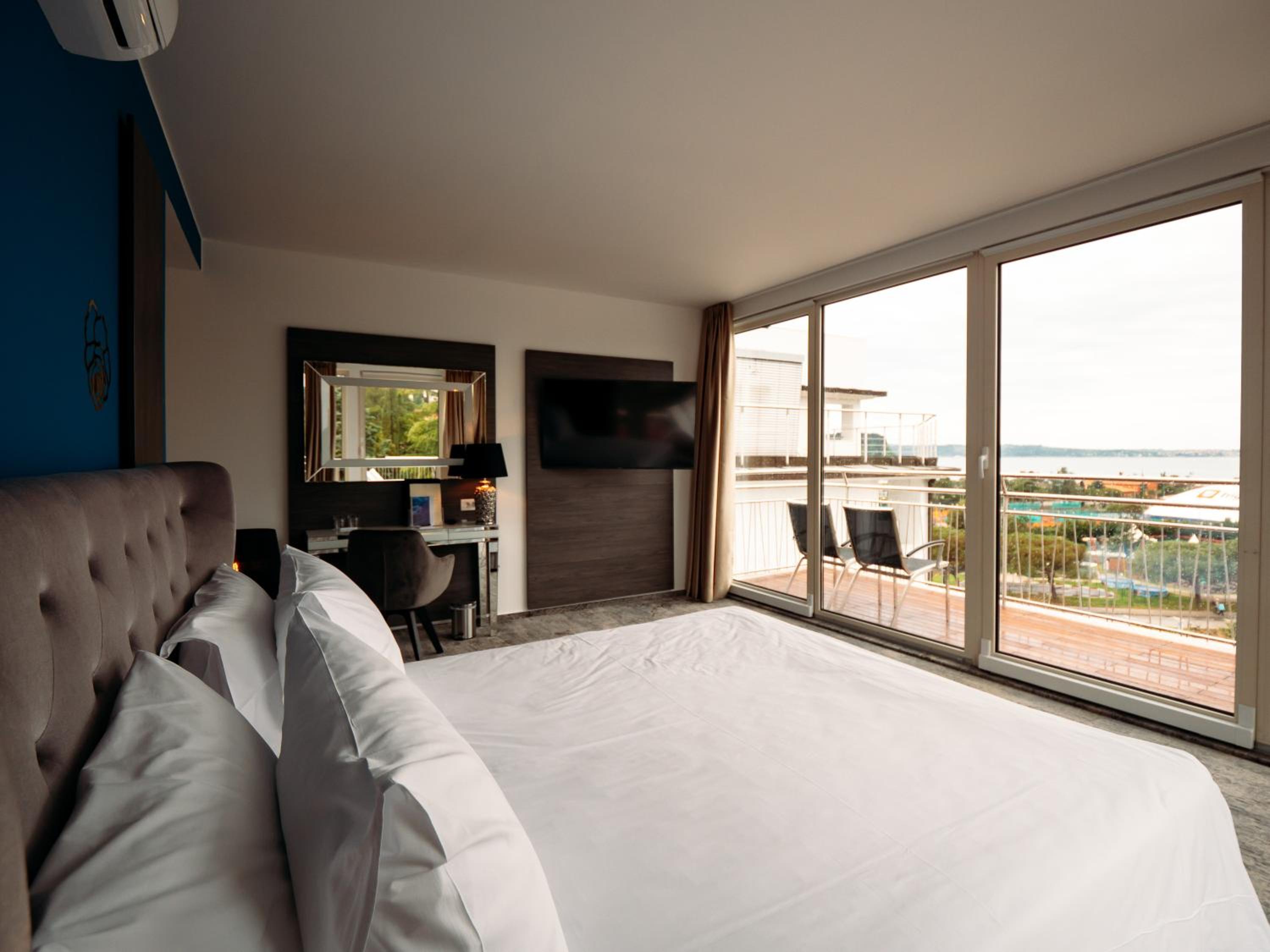 Deluxe Suite with Sea View