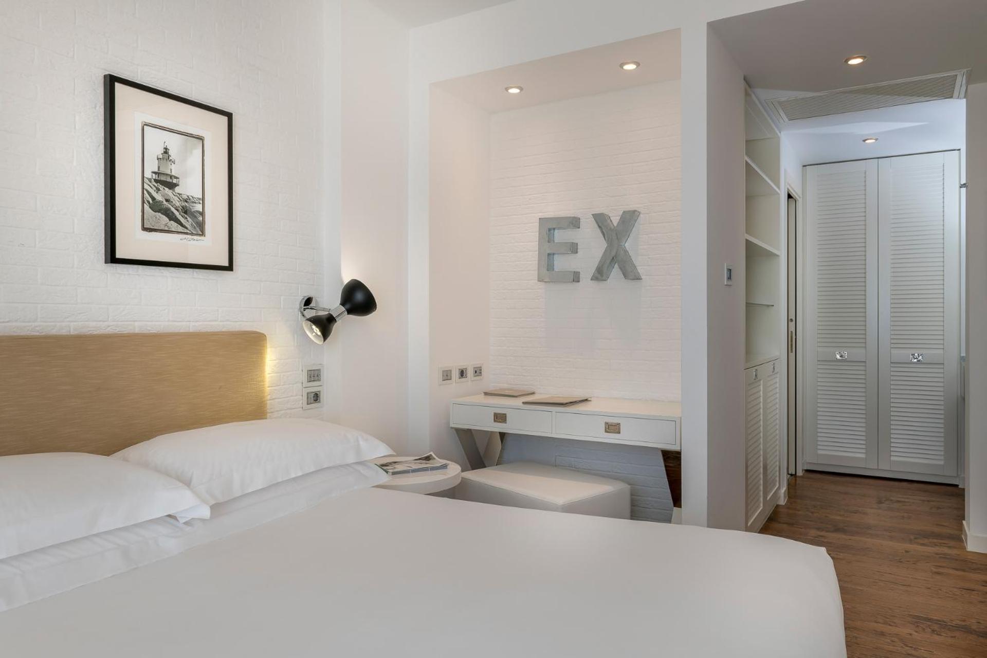 Deluxe Double Room with Side Sea View - Photo 5