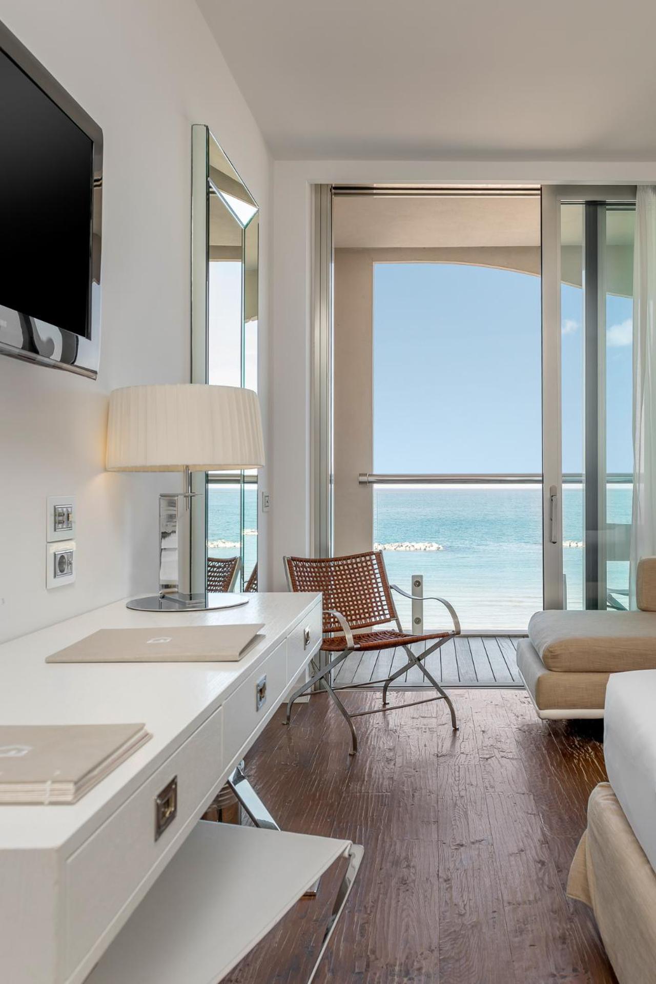 Deluxe Double Room with Sea View - Photo 9