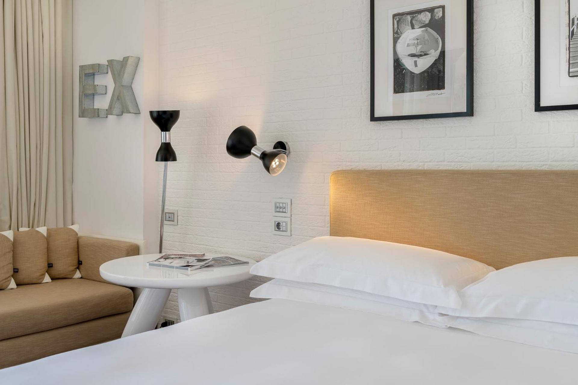Deluxe Double Room with Sea View - Photo 10