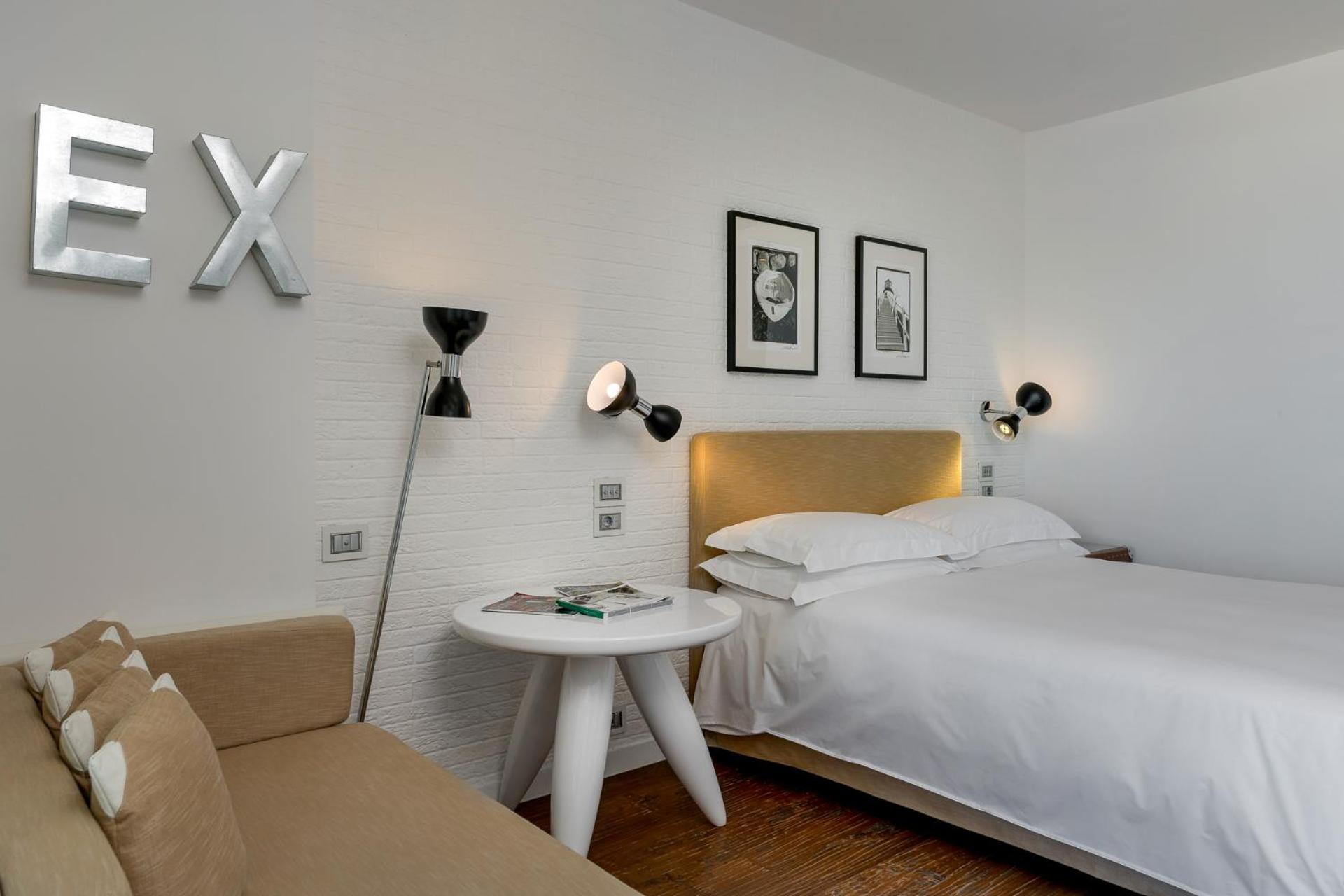 Deluxe Double Room with Sea View - Photo 12