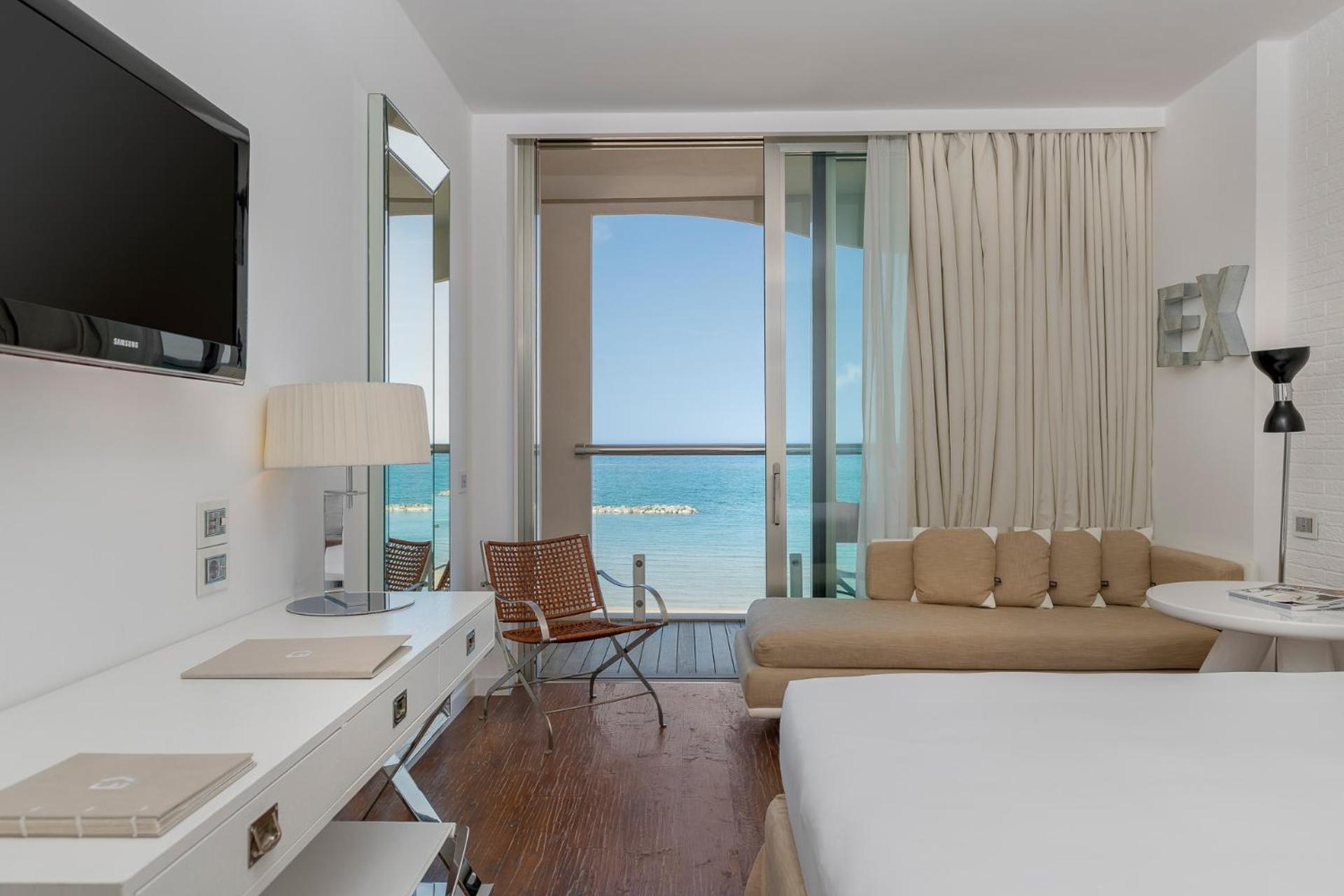 Deluxe Double Room with Sea View - Photo 8