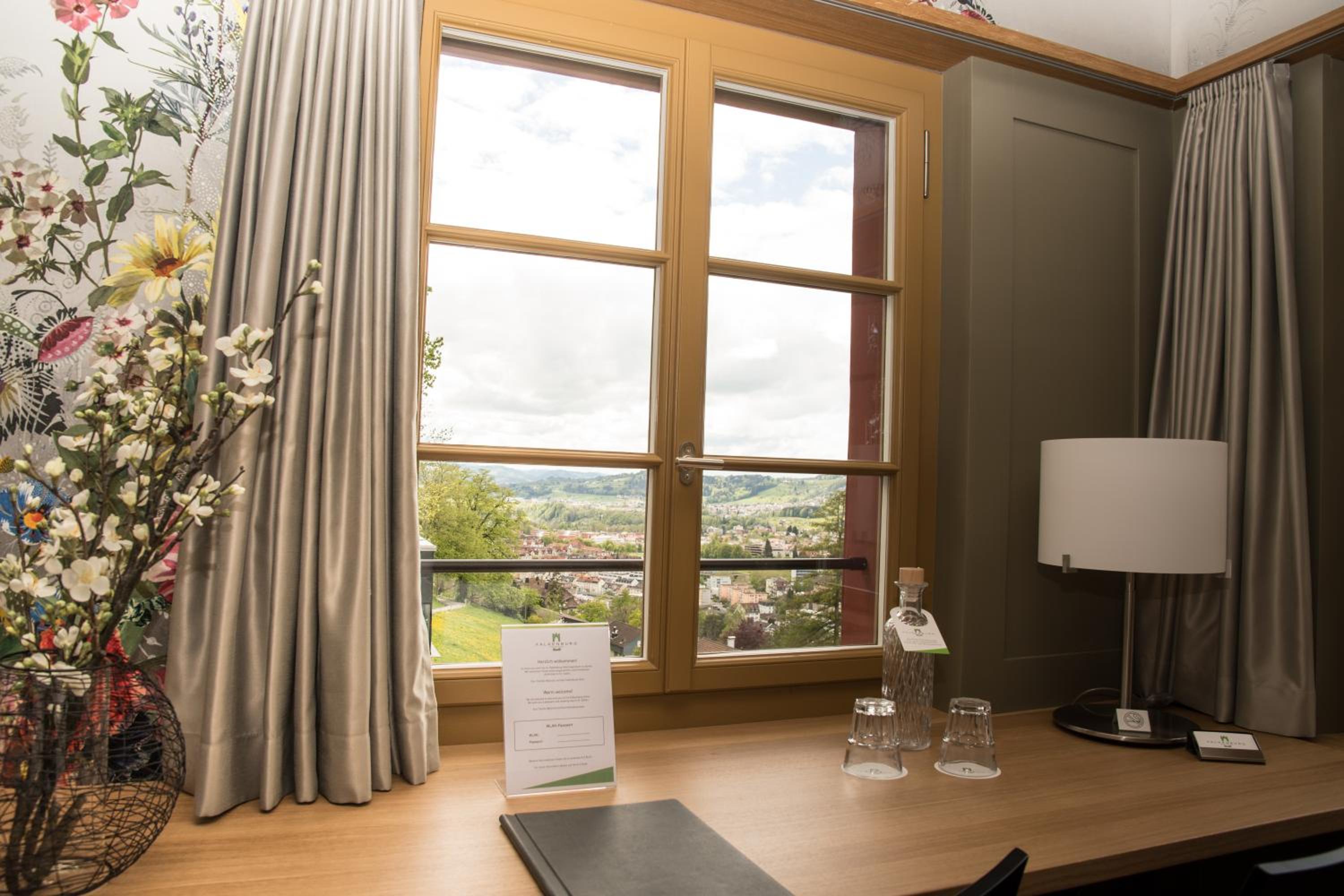 Double Room with Lake View - Photo 8