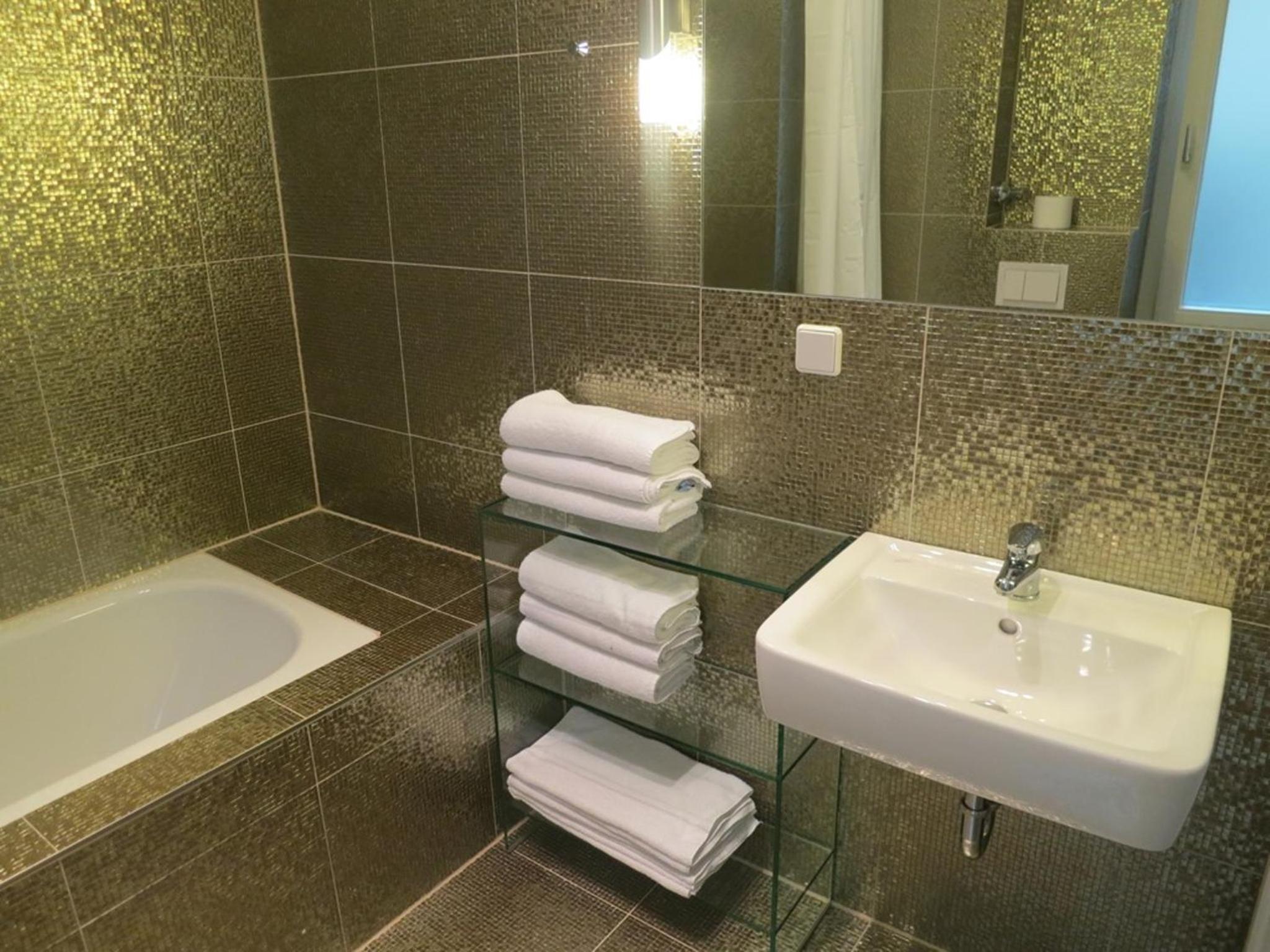Deluxe Two-Bedroom Apartment (4-6 Adults) photo 3