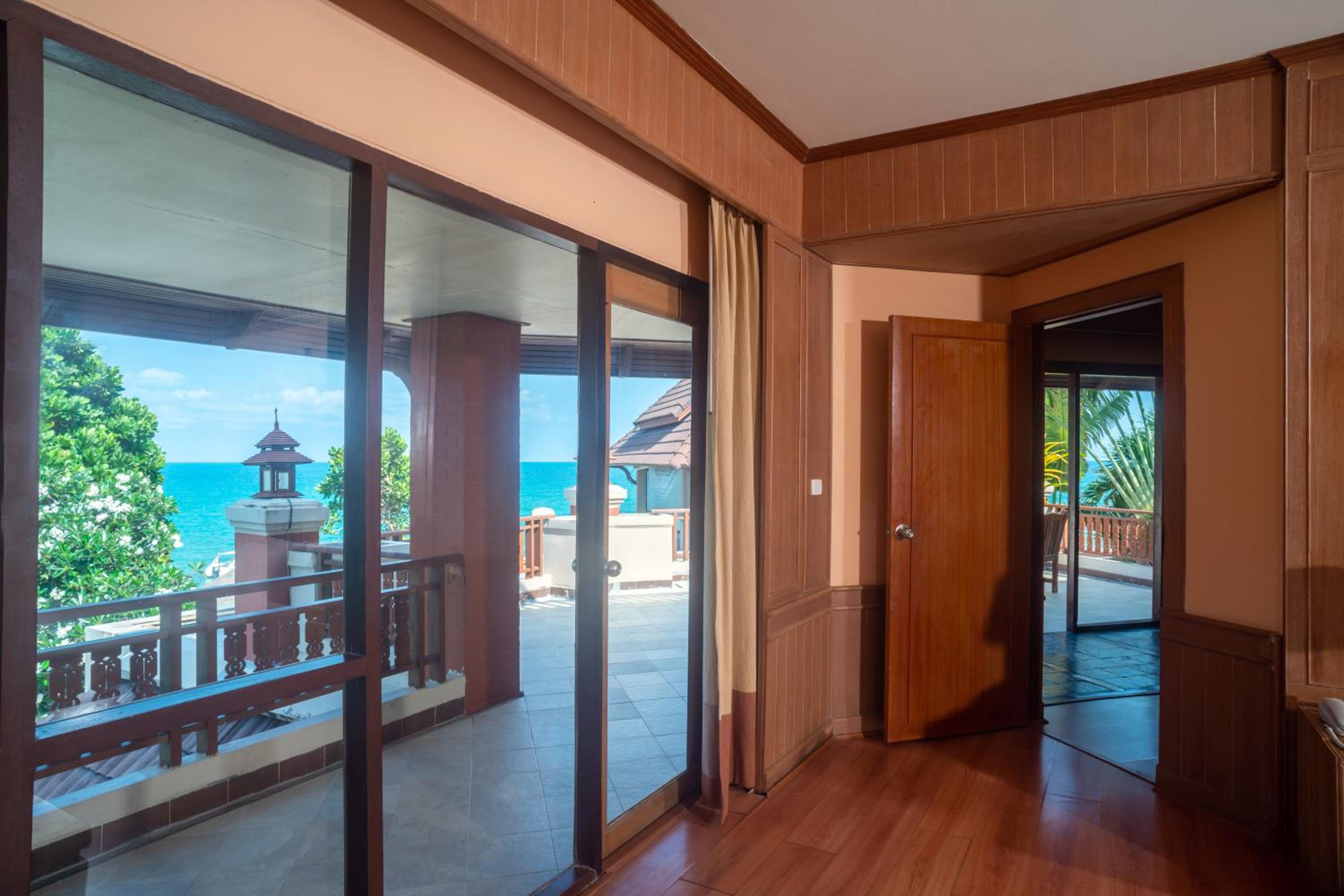 Executive Suite - Photo 5