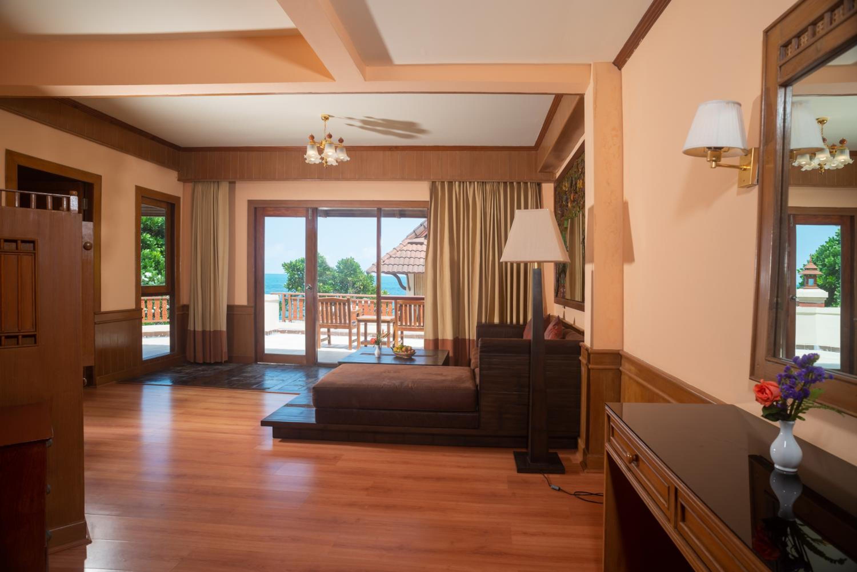 Executive Suite - Photo 1