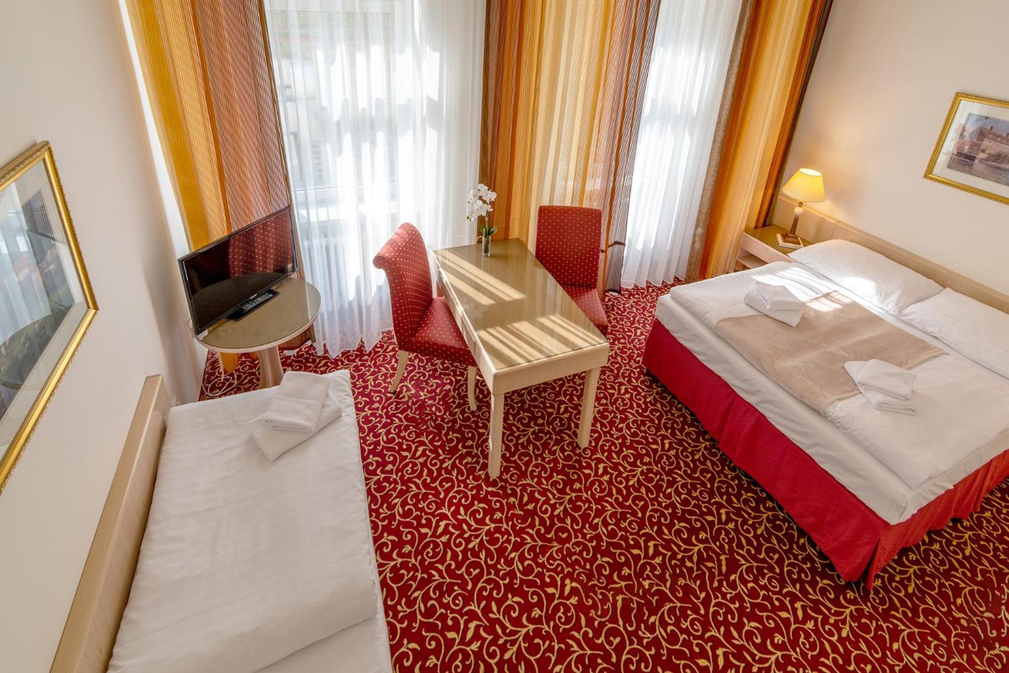 Standard Triple Room with Courtyard View photo 1
