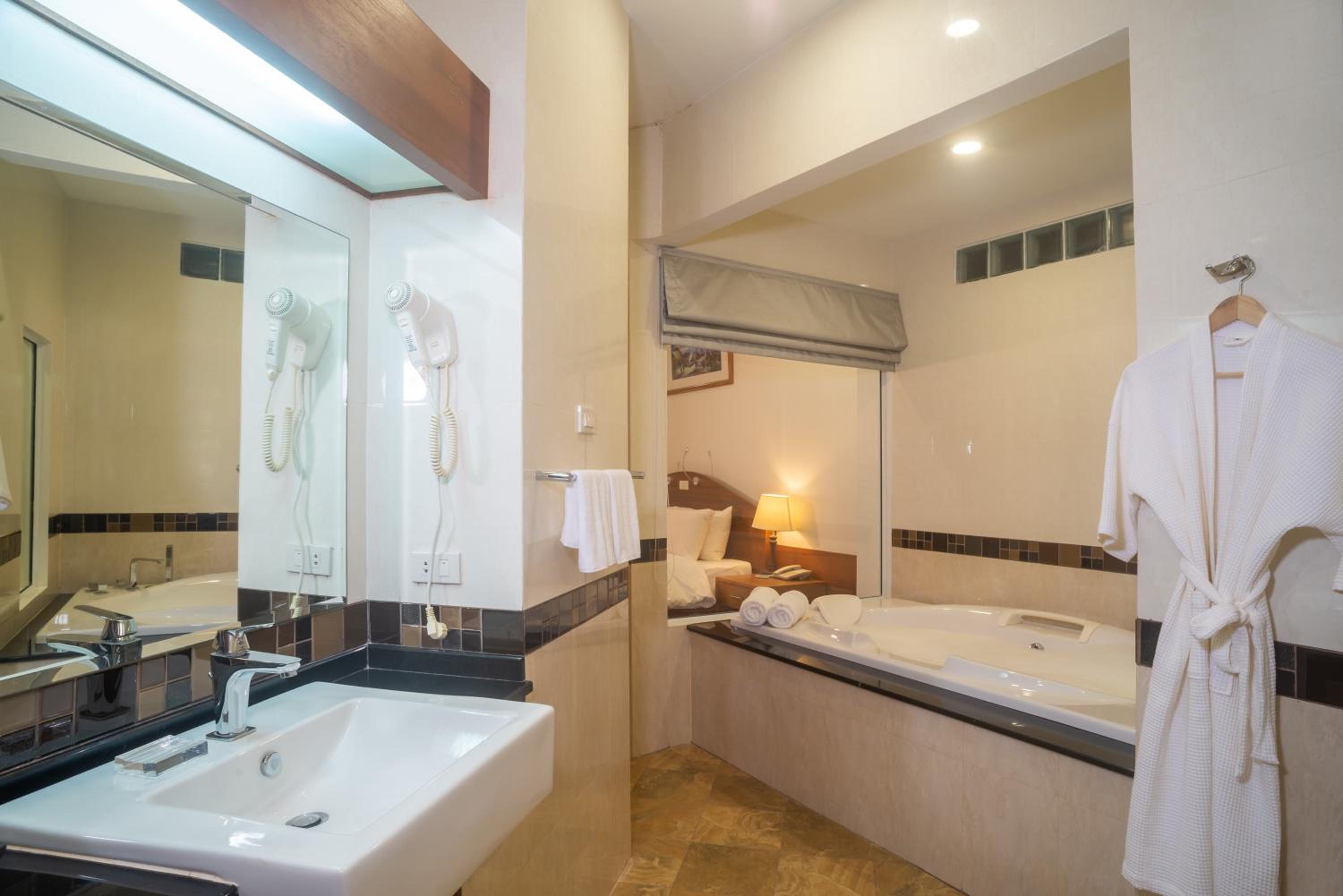 Suite with Sea View - Photo 3