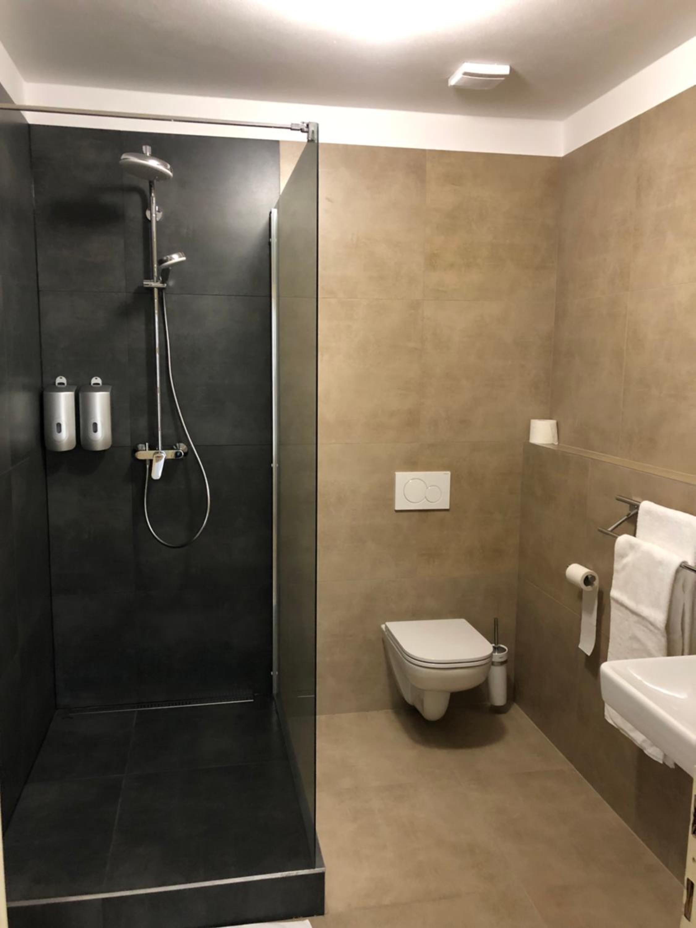 One-Bedroom Apartment - Photo 2