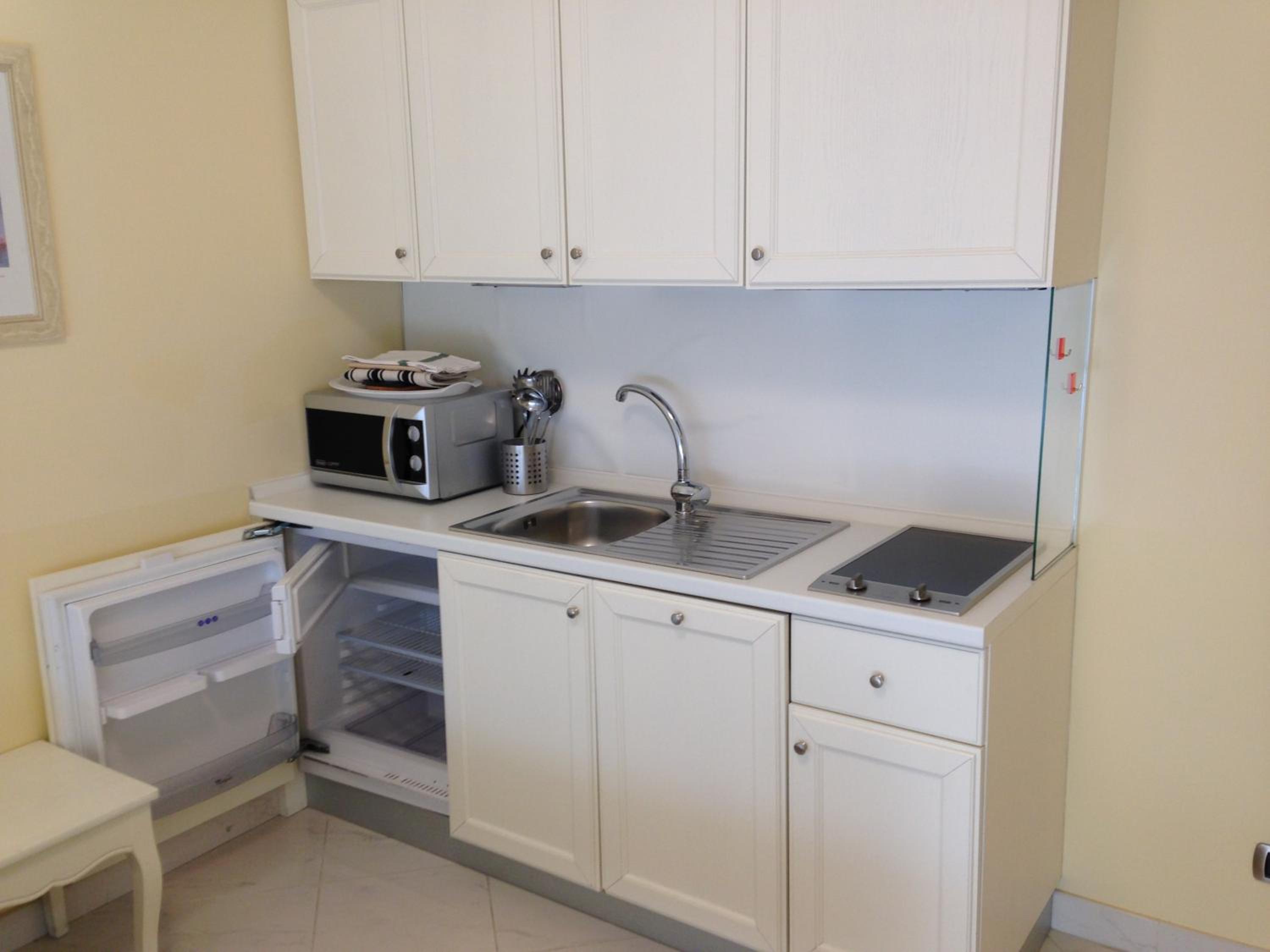 One-Bedroom Apartment with City View - Photo 2