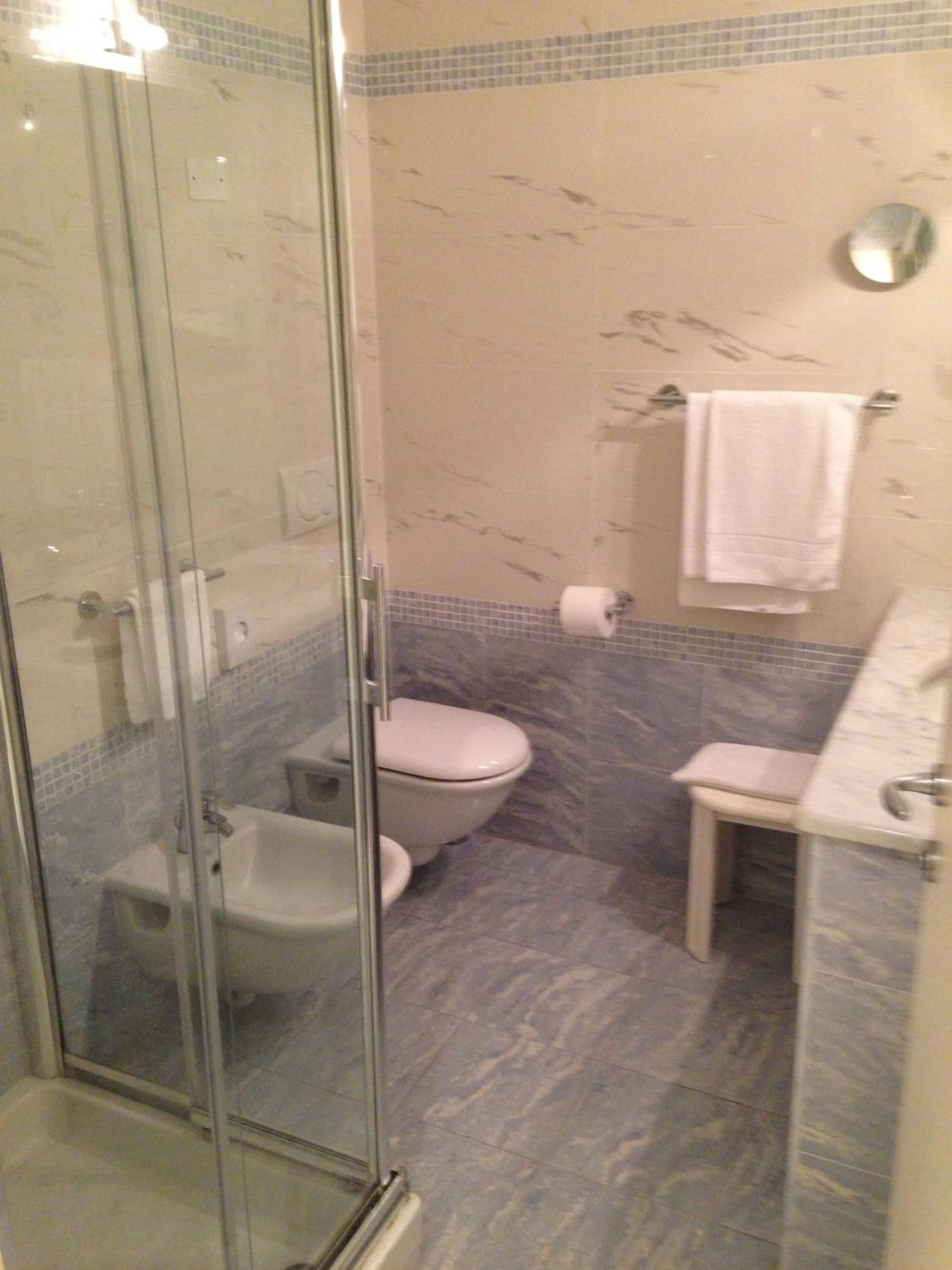 One-Bedroom Apartment with City View - Photo 3