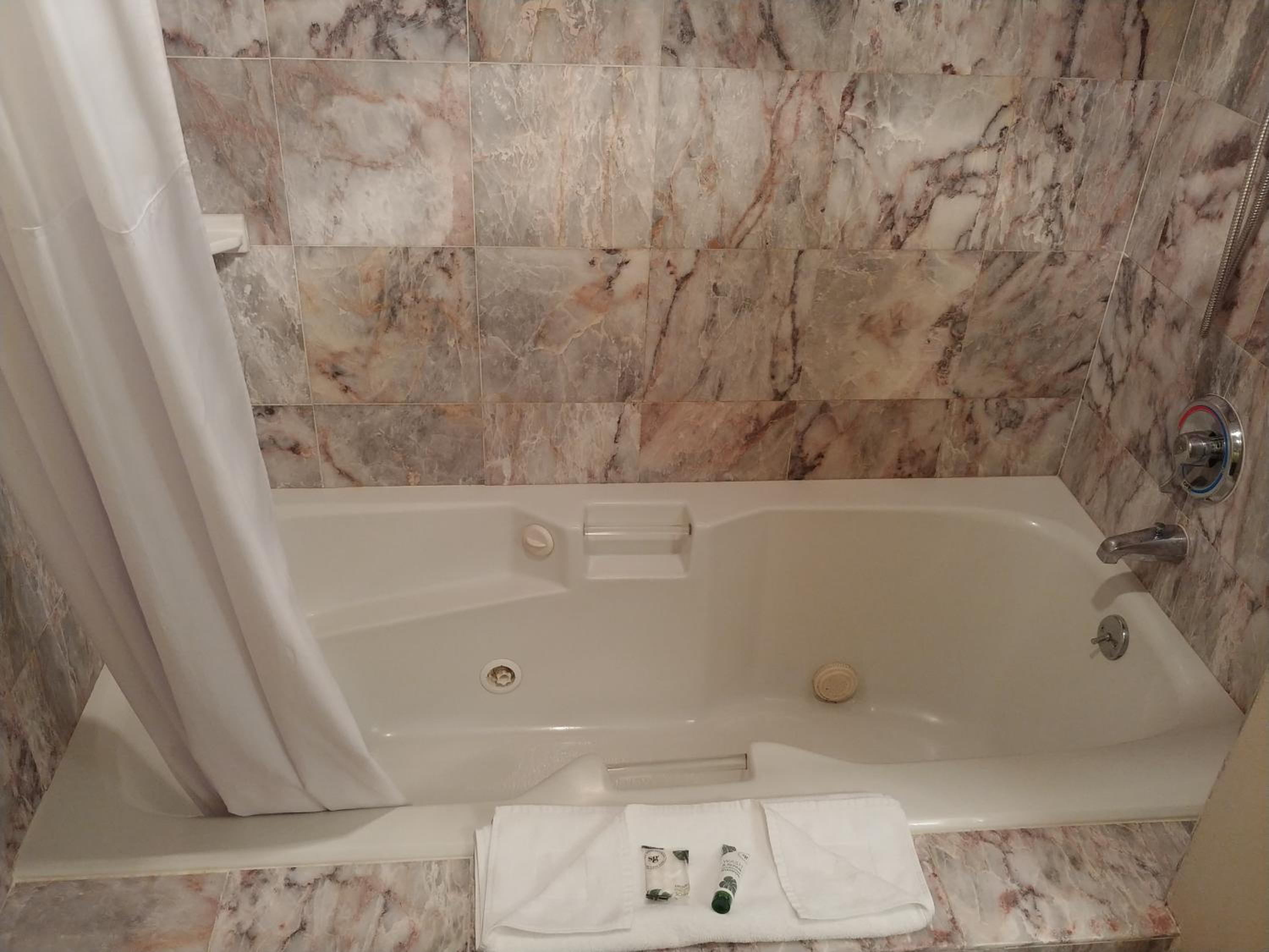 Jacuzzi King Room with Kitchenette photo 3