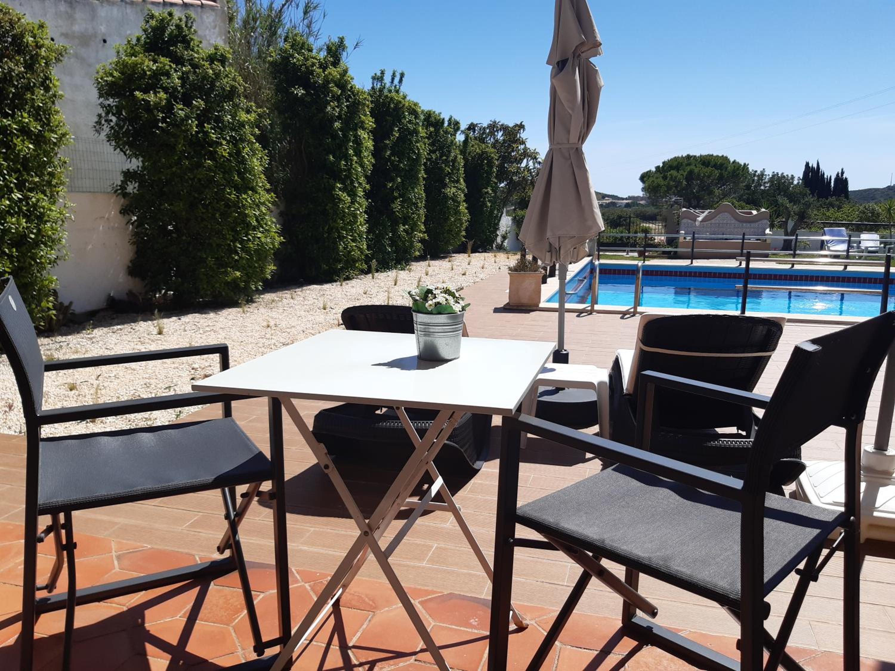 Double Room with Pool View - Photo 13