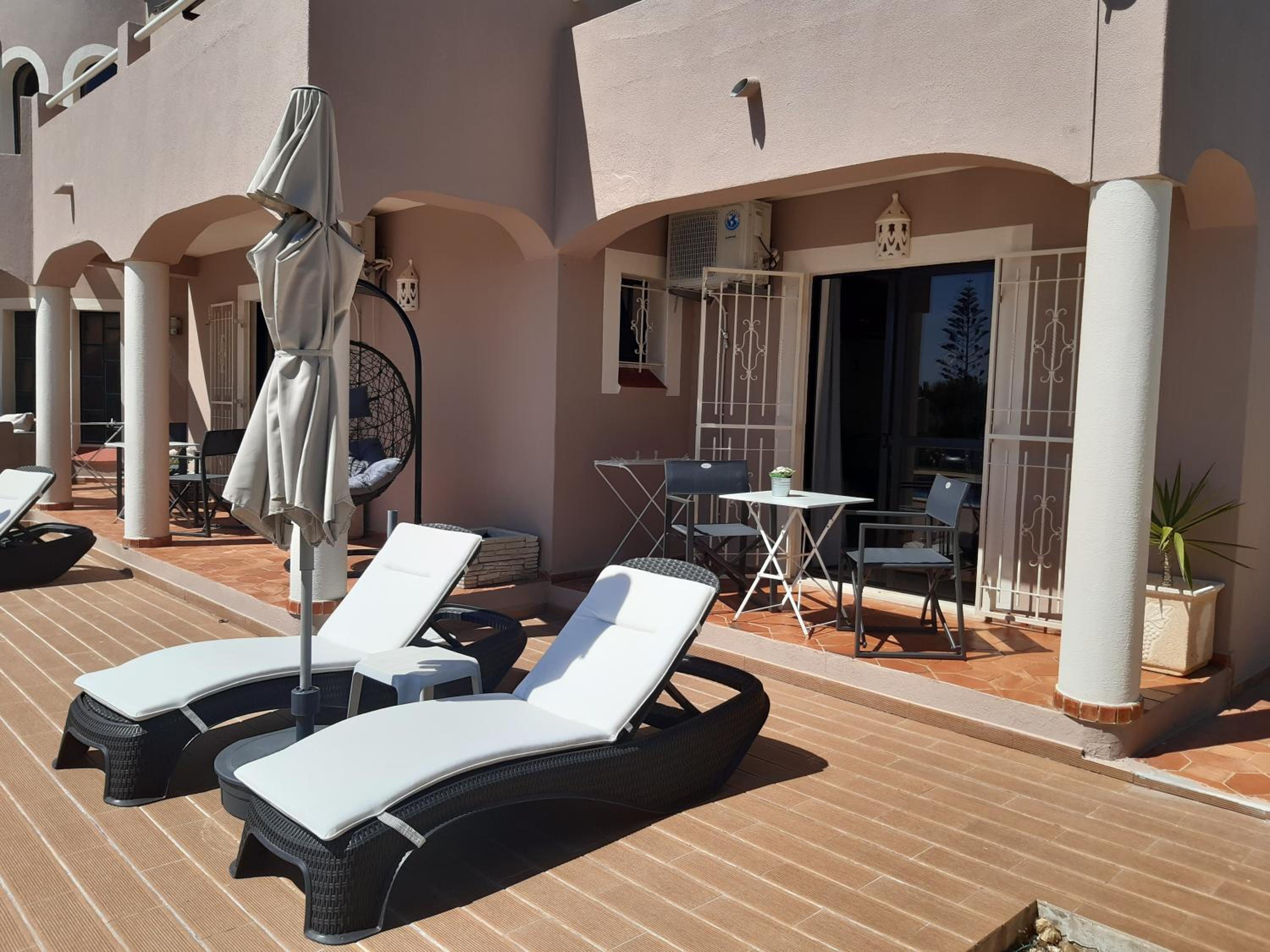Double Room with Pool View - Photo 14