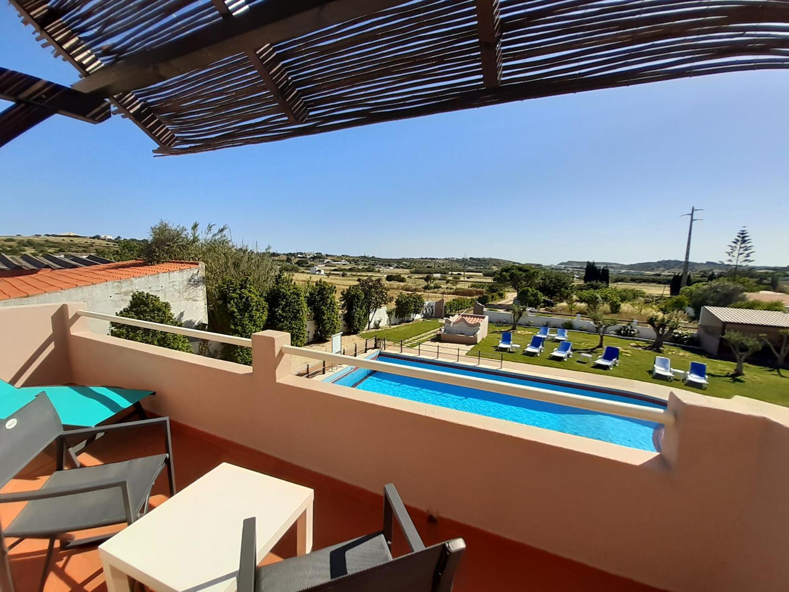 Double Room with Pool View - Photo 4