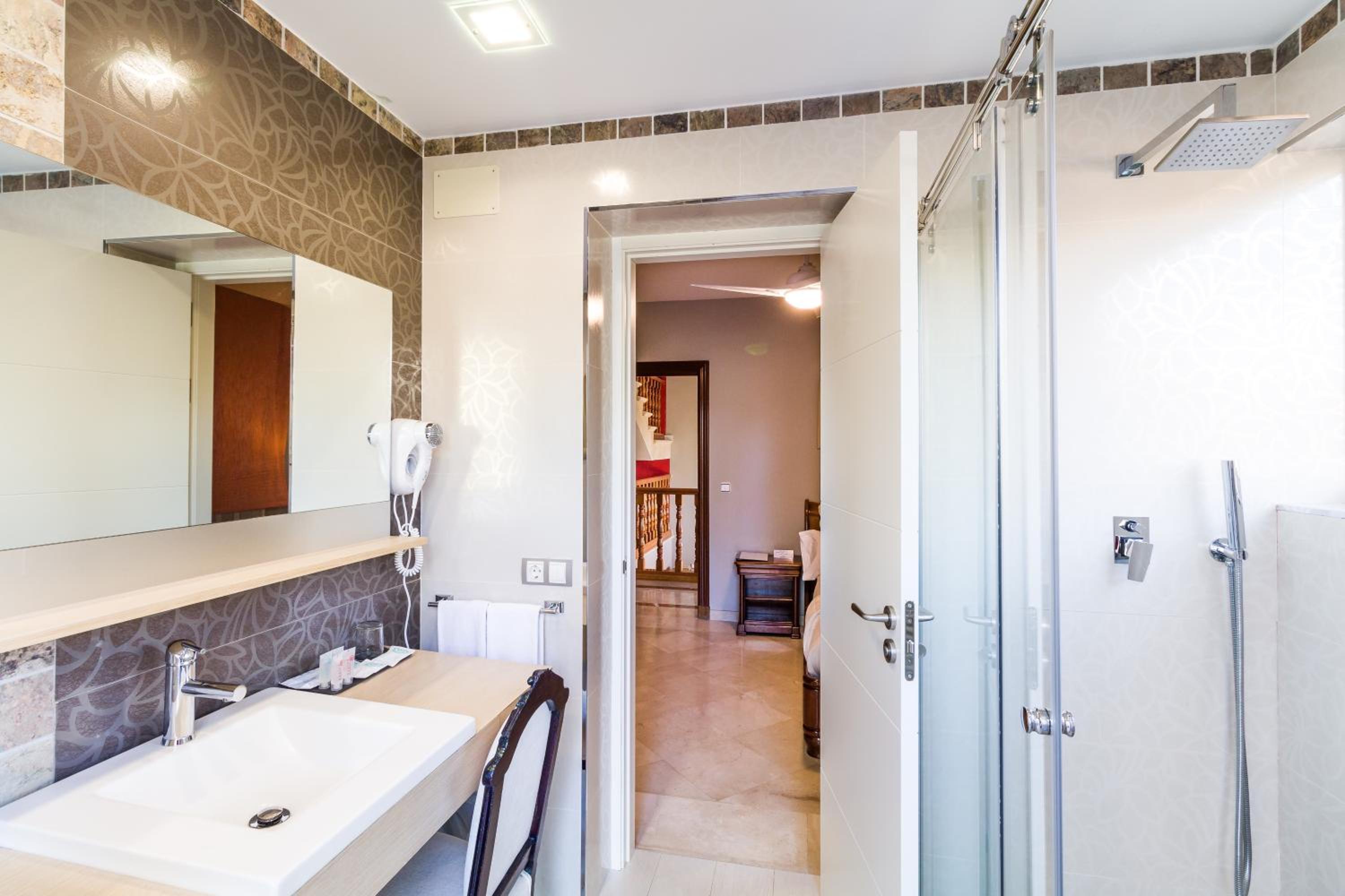 Superior Double Room - Photo 3