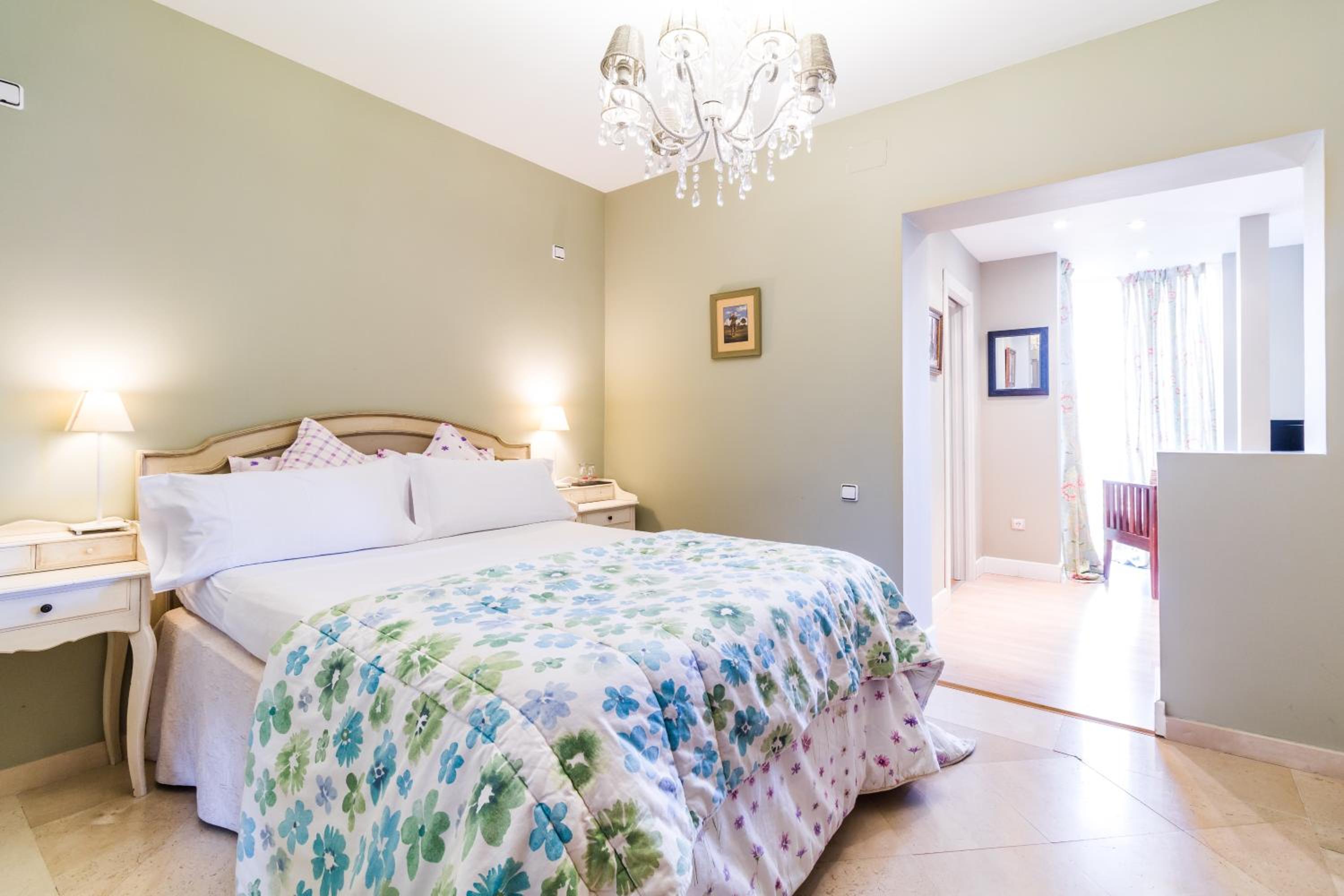 Suite - Photo 1